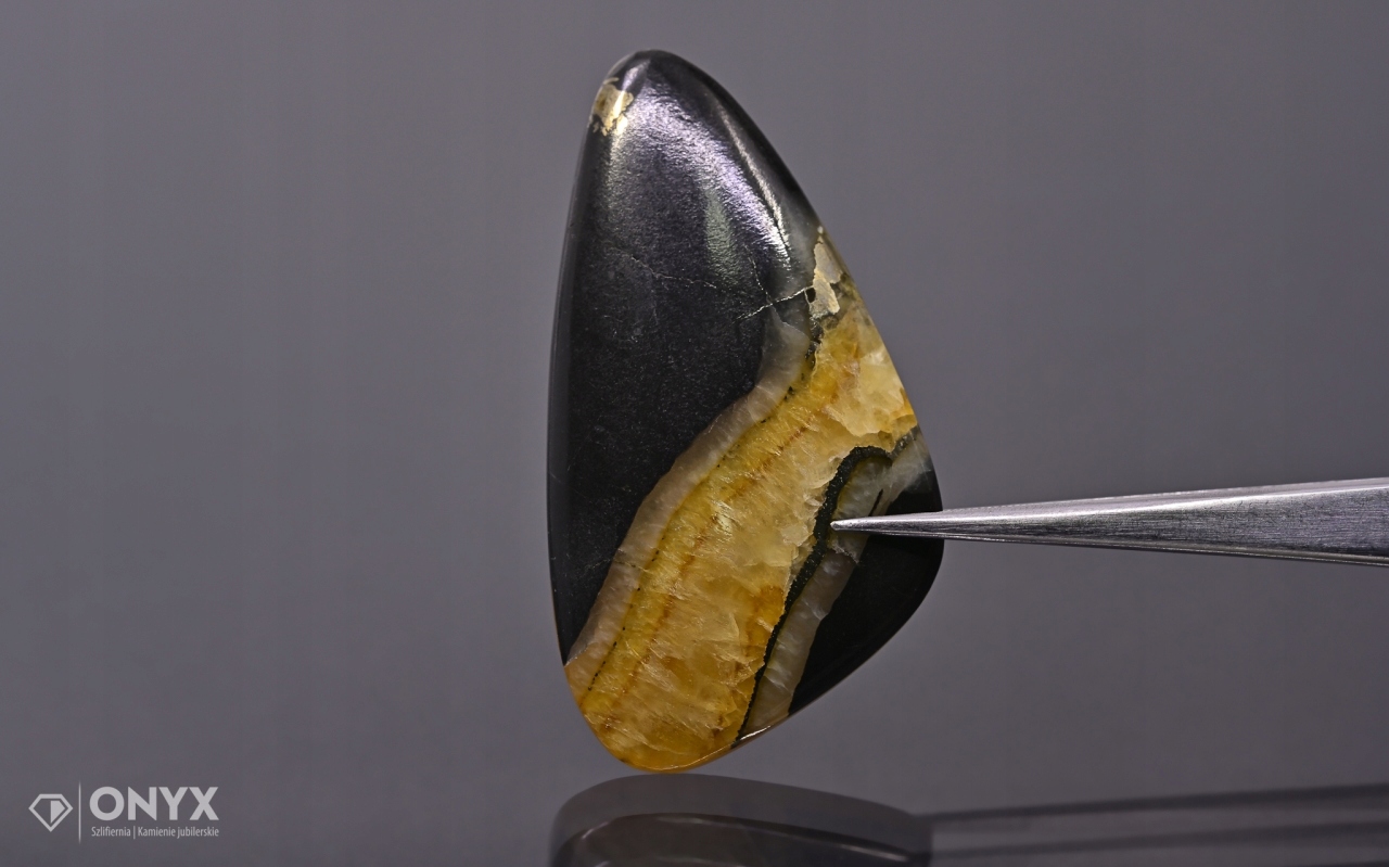 Simbircyt konvexní nepravidelná deska 53x29 mm