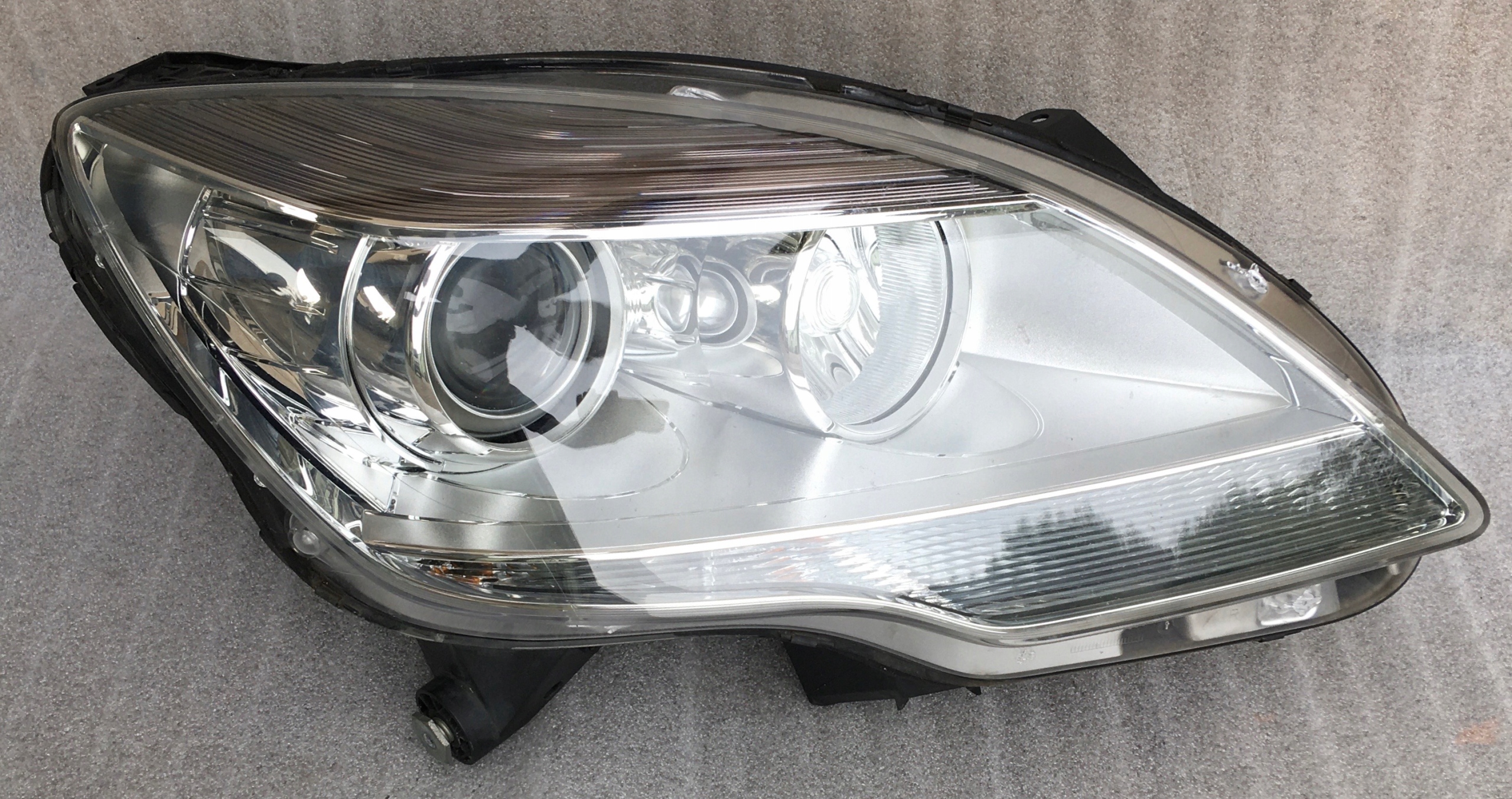 Фара права передняя Mercedes W251