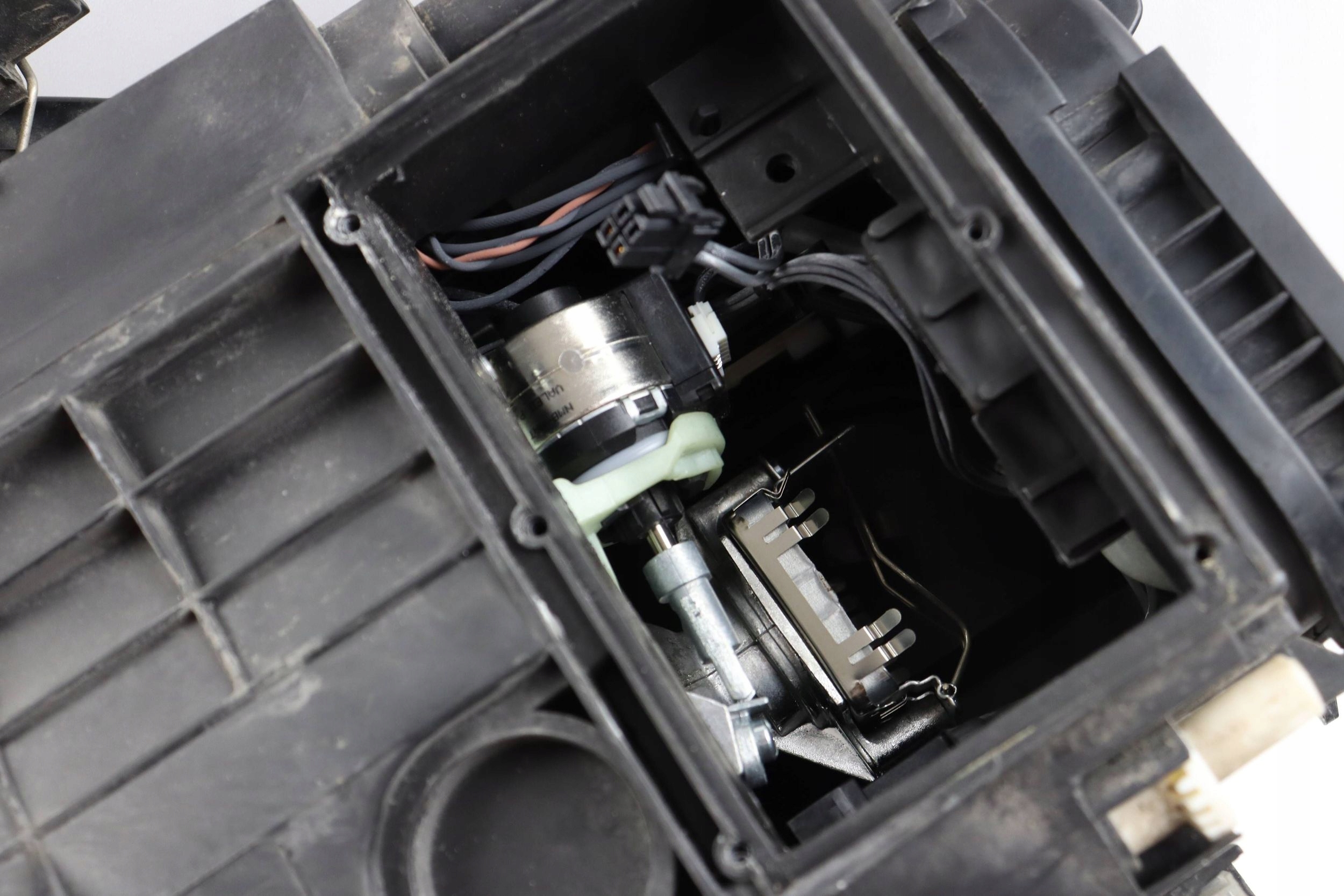VW PASSAT B6 light front right front BI-XENON SKRETNA EUROPA 3C0941754G