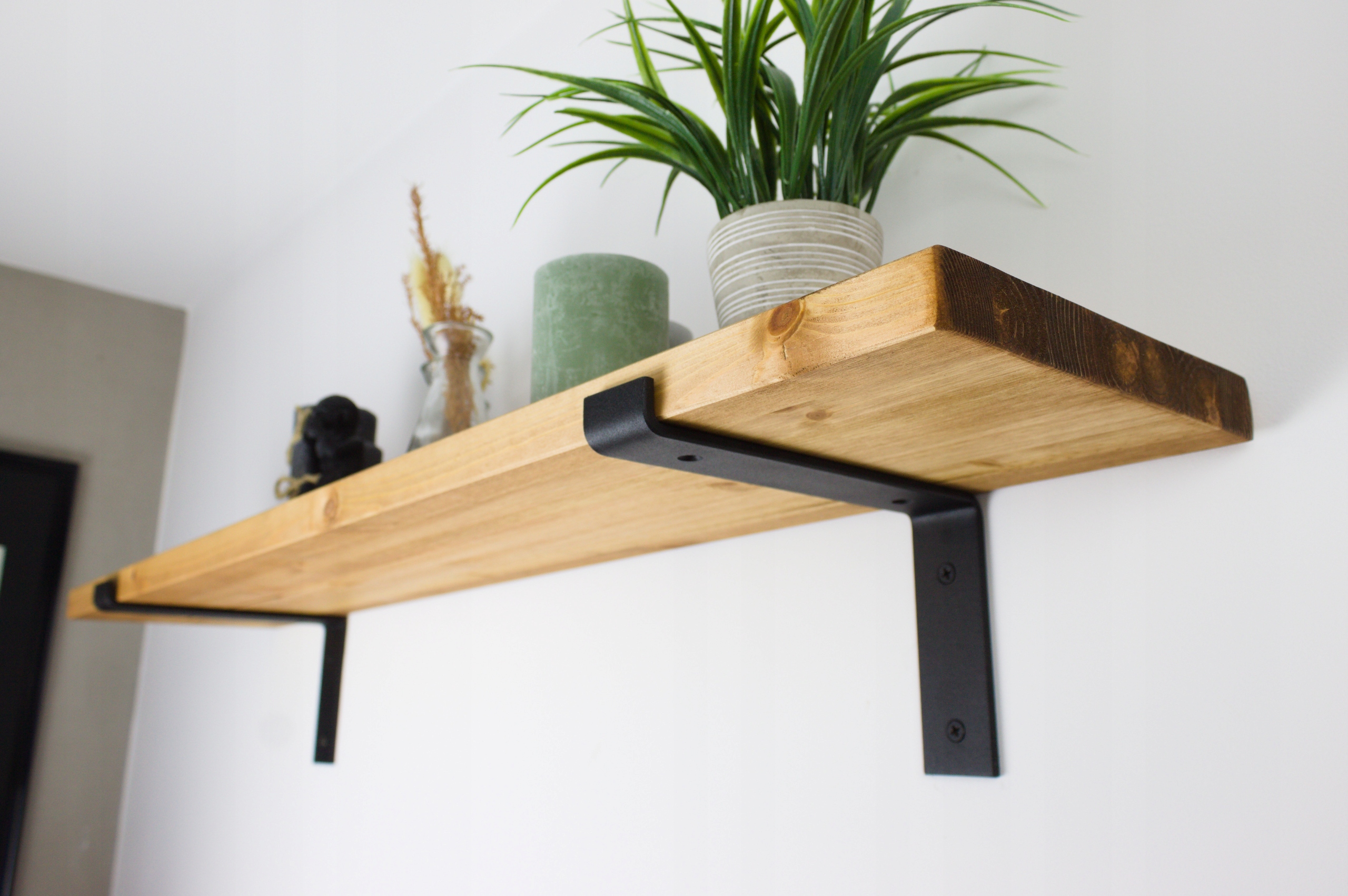 Závesná nástenná polica Loft Rustikálna drevená hrubá do kuchyne 70 cm x 30 cm