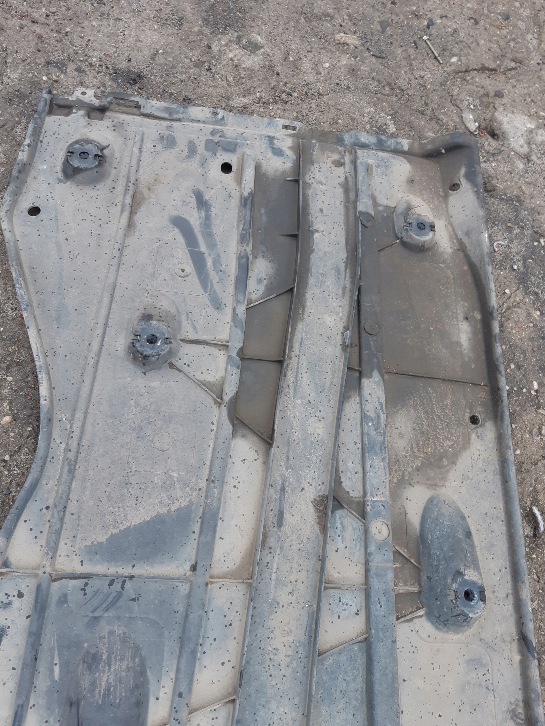 AUDI A3 8V Blende Abdeckung abdeckung des Bodens Unterfahrschutz links 5Q0825201