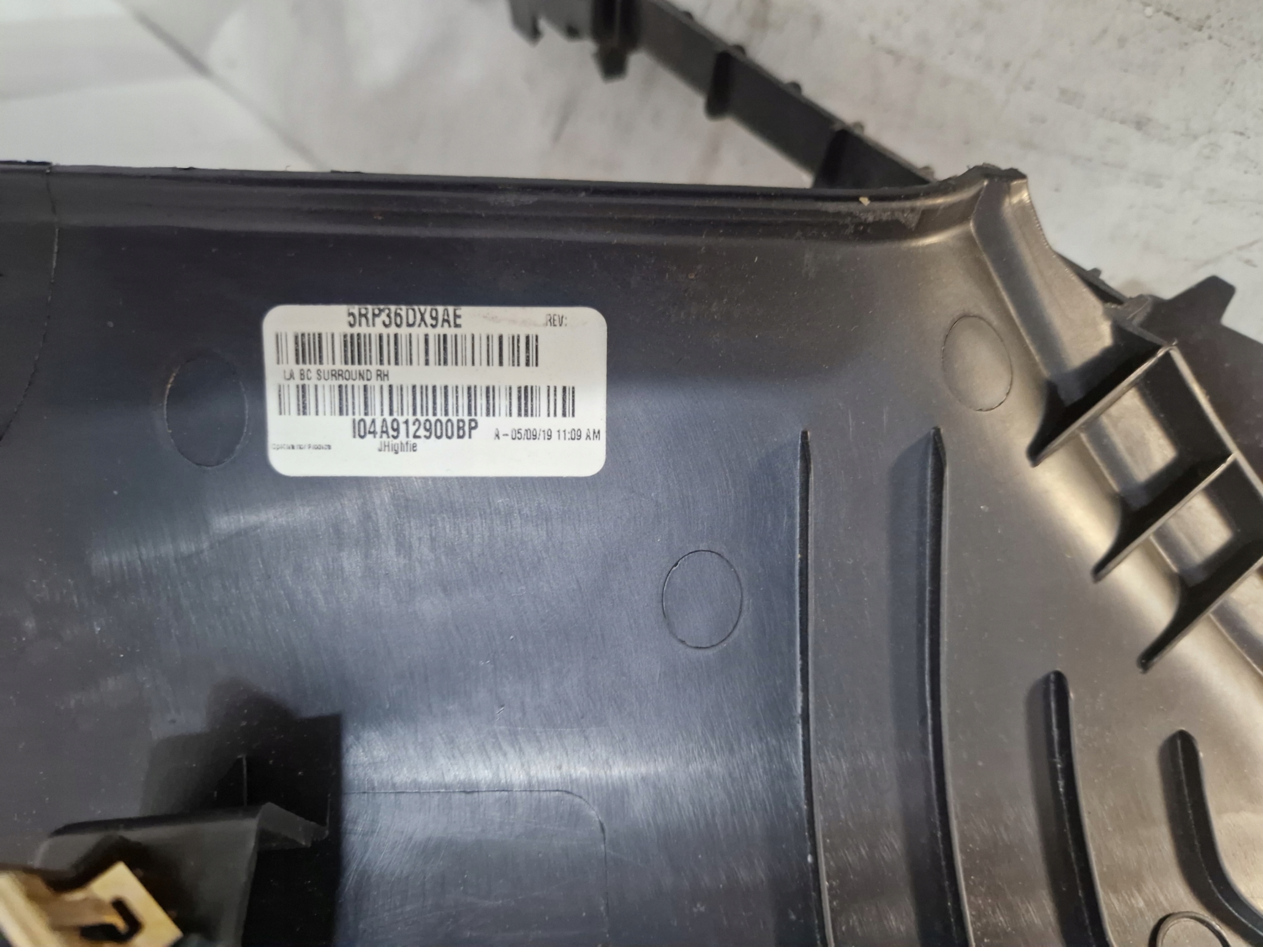 DODGE CHALLENGER 2019- left cover SLUPKA C 5RP36DX9AE