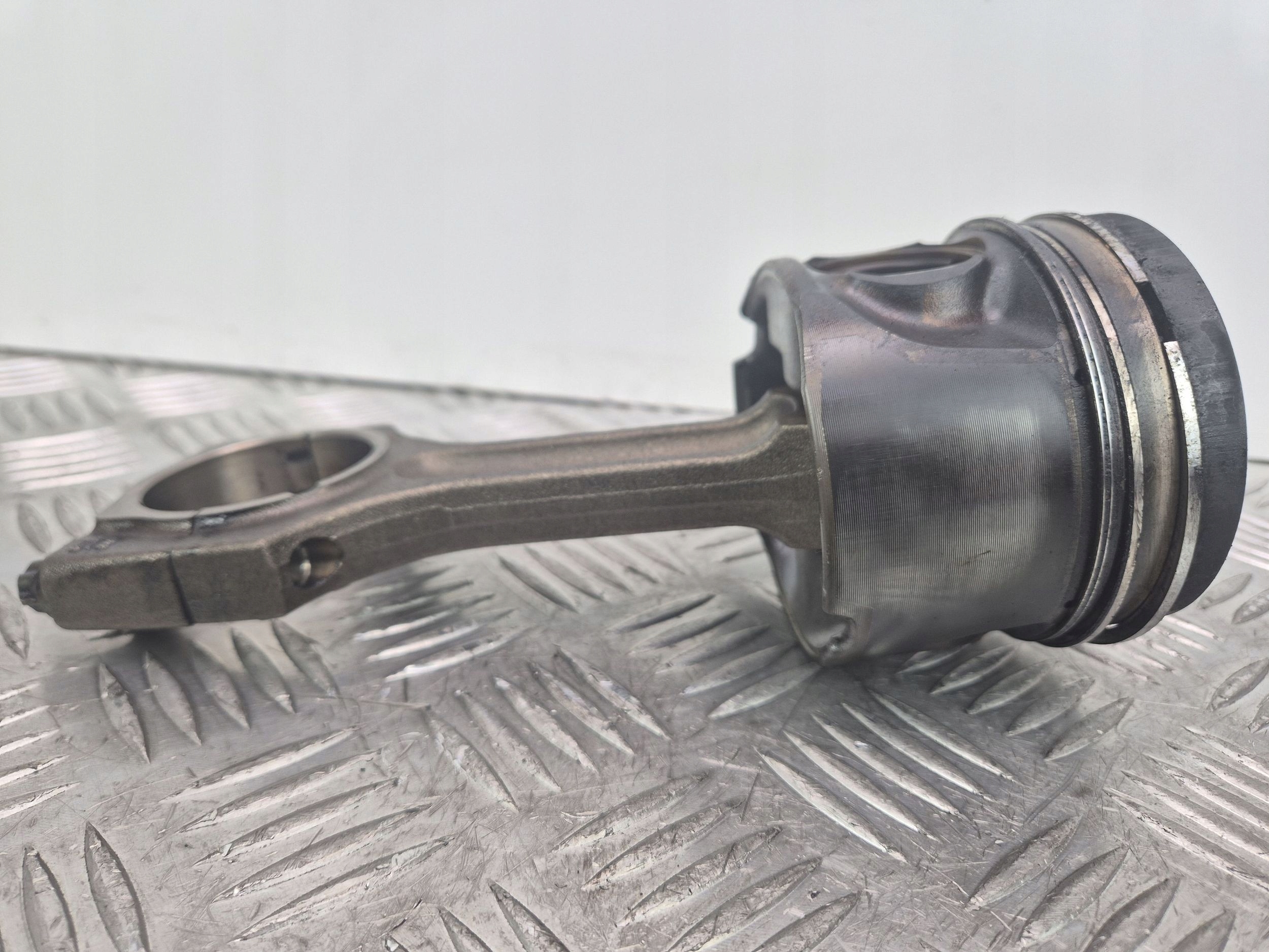 Piston avec bielle BMW X5 E70 xDrive 30d 84L104 M57