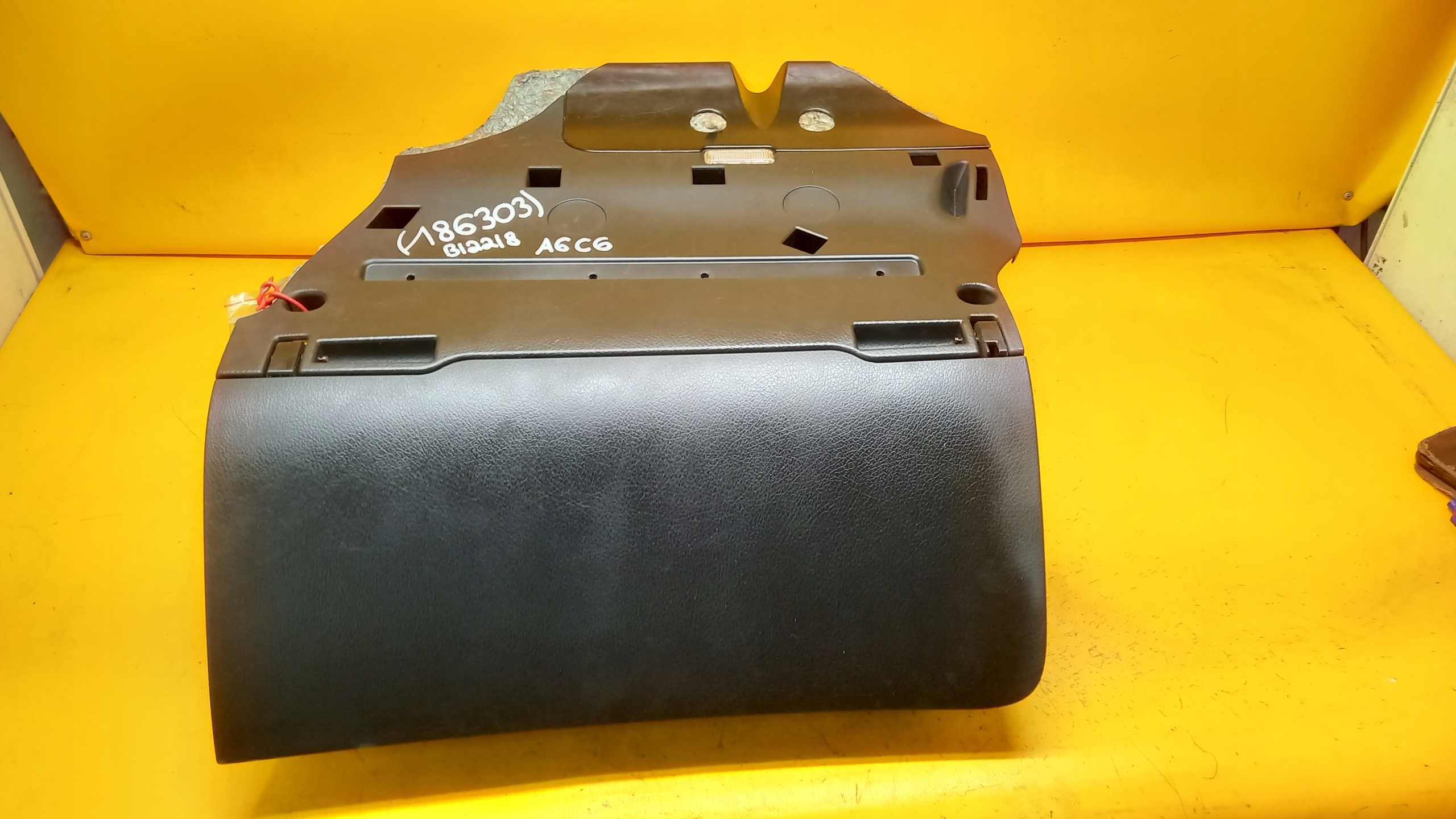 бардачок пассажира Audi OE 4F1857035