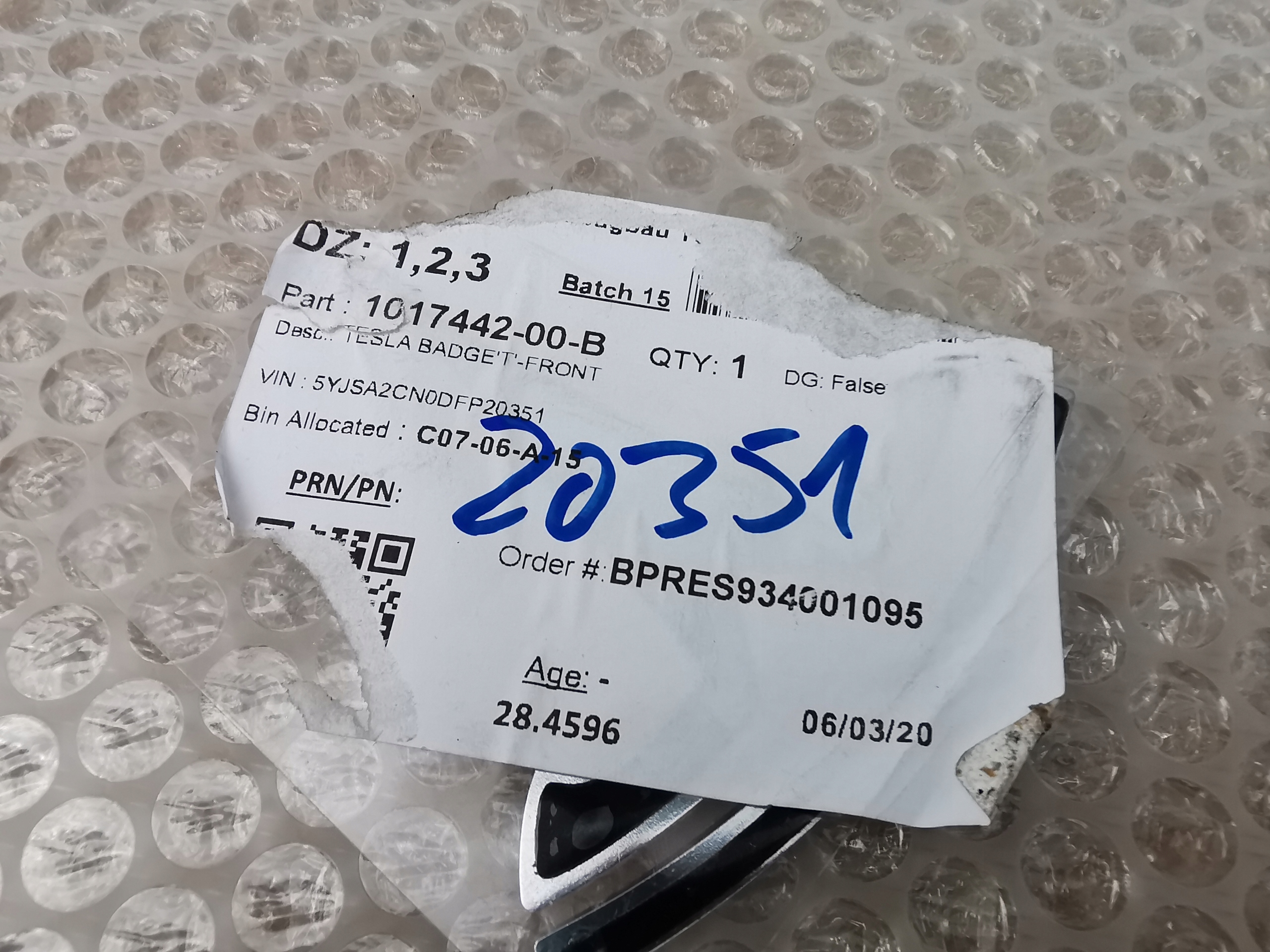 TESLA S 12-16 ZNACZEK EMBLEMAT LOGO GRILL PRZÓD 1017442-00-B Jakość części (zgodnie z GVO) O - oryginał z logo producenta pojazdu (OE)