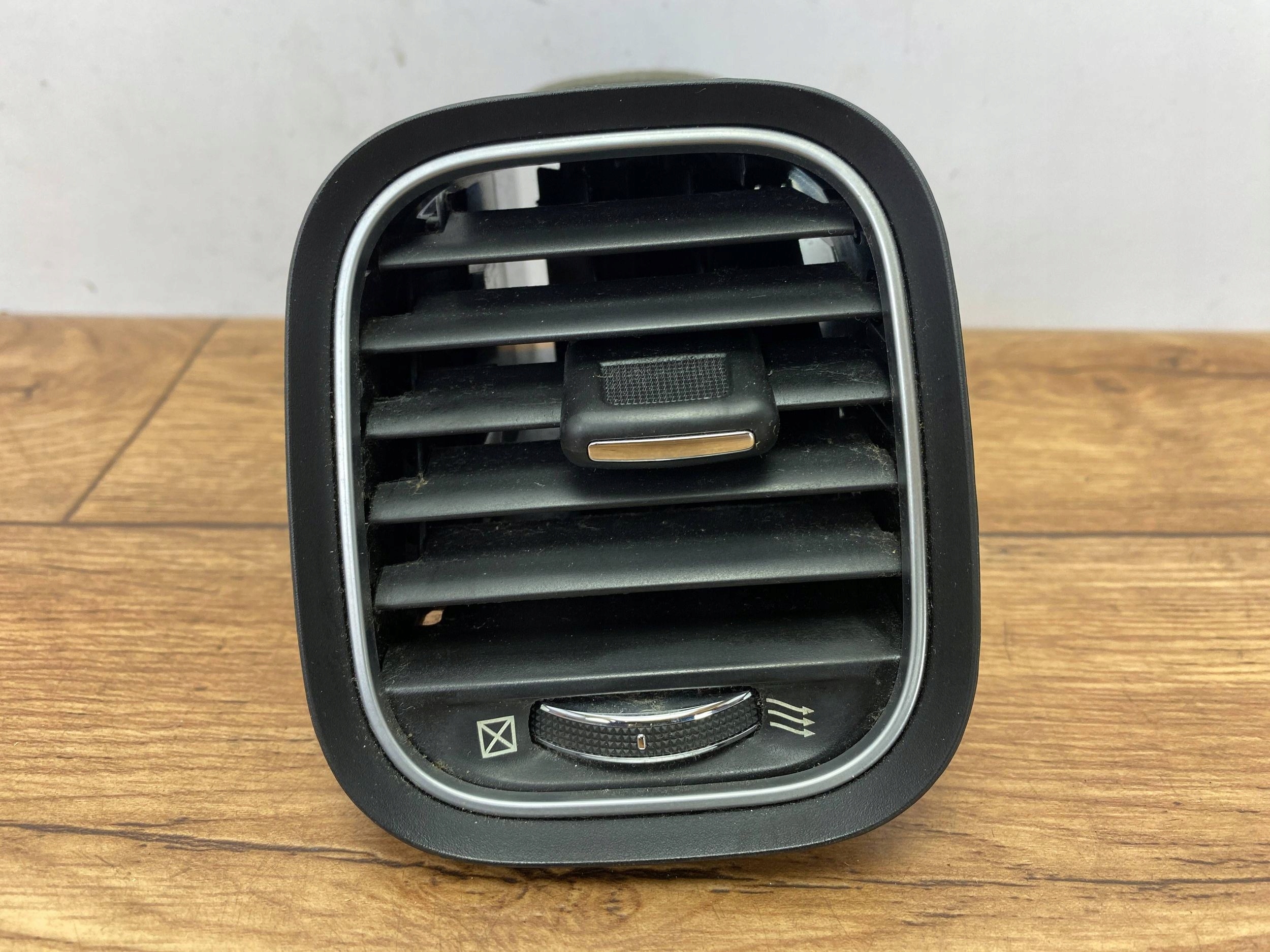 grid air conditioning devices side of the dashboard Dodge Charger 2015+