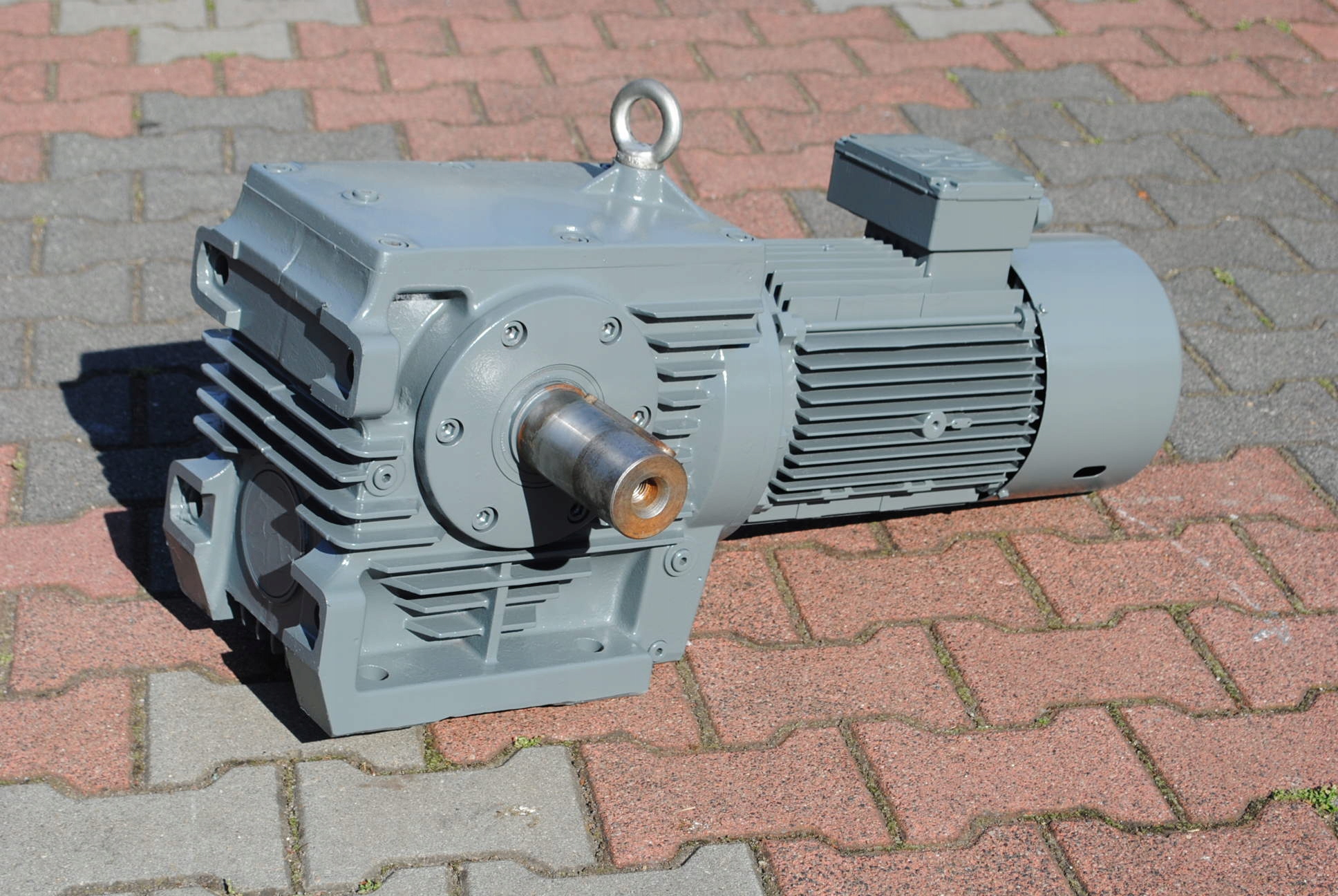 Motoreduktor kątowy 5.5kw. 49obr. z hamulcem. SEW