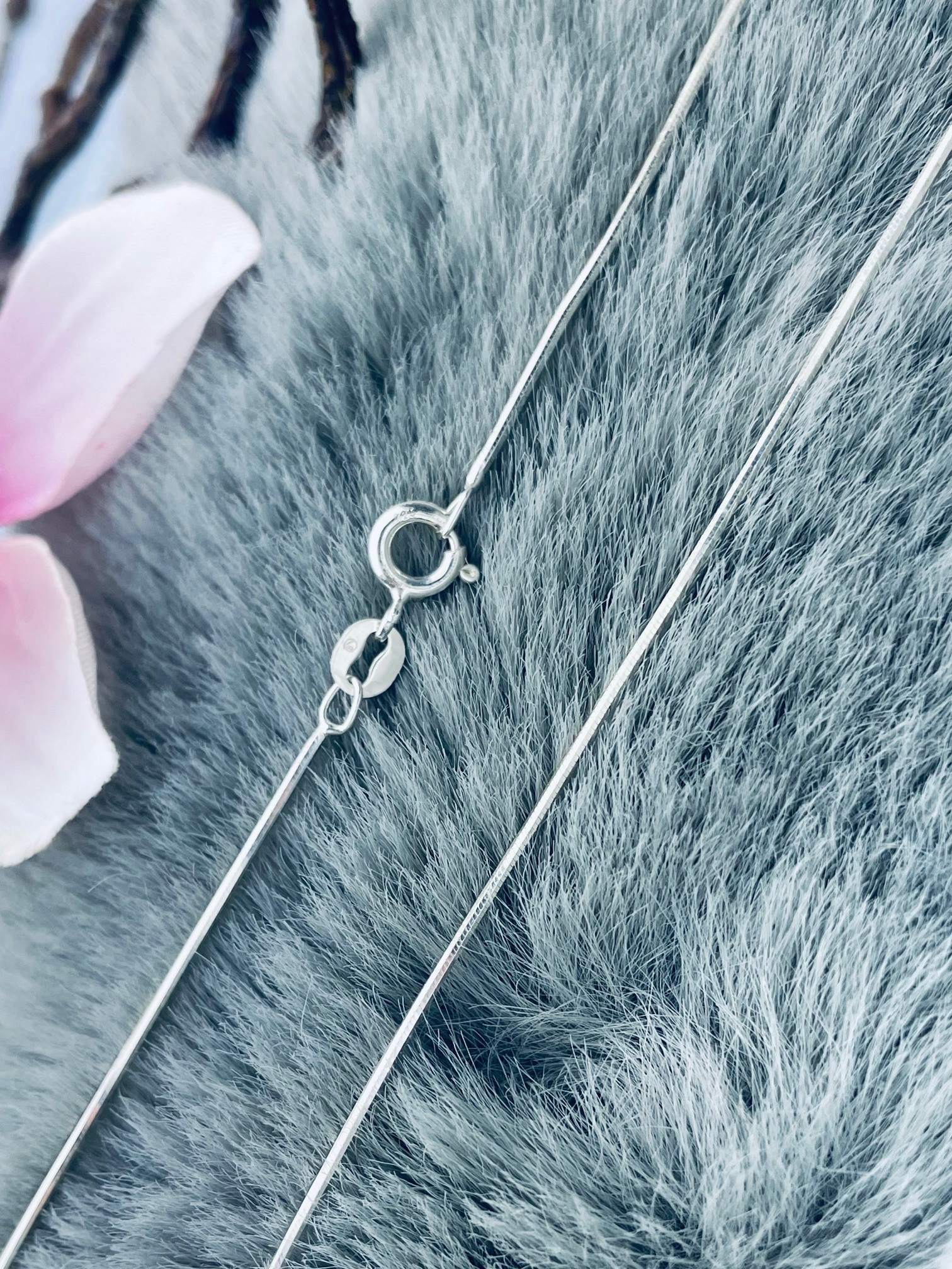 Stříbrný řetízek s vlascem