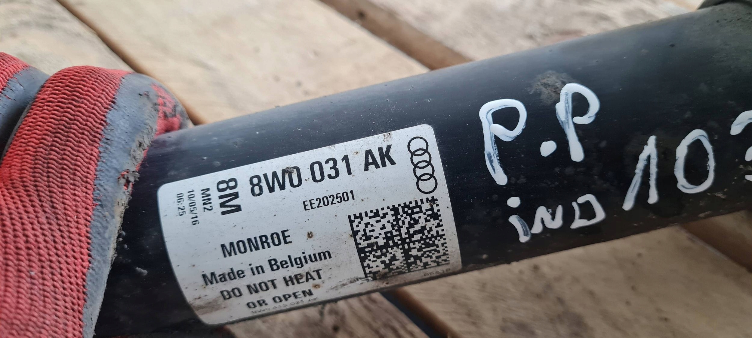 A4 B9 8W shock absorber left right front spring 2.0 TDI 8W0413031AK A5 8W
