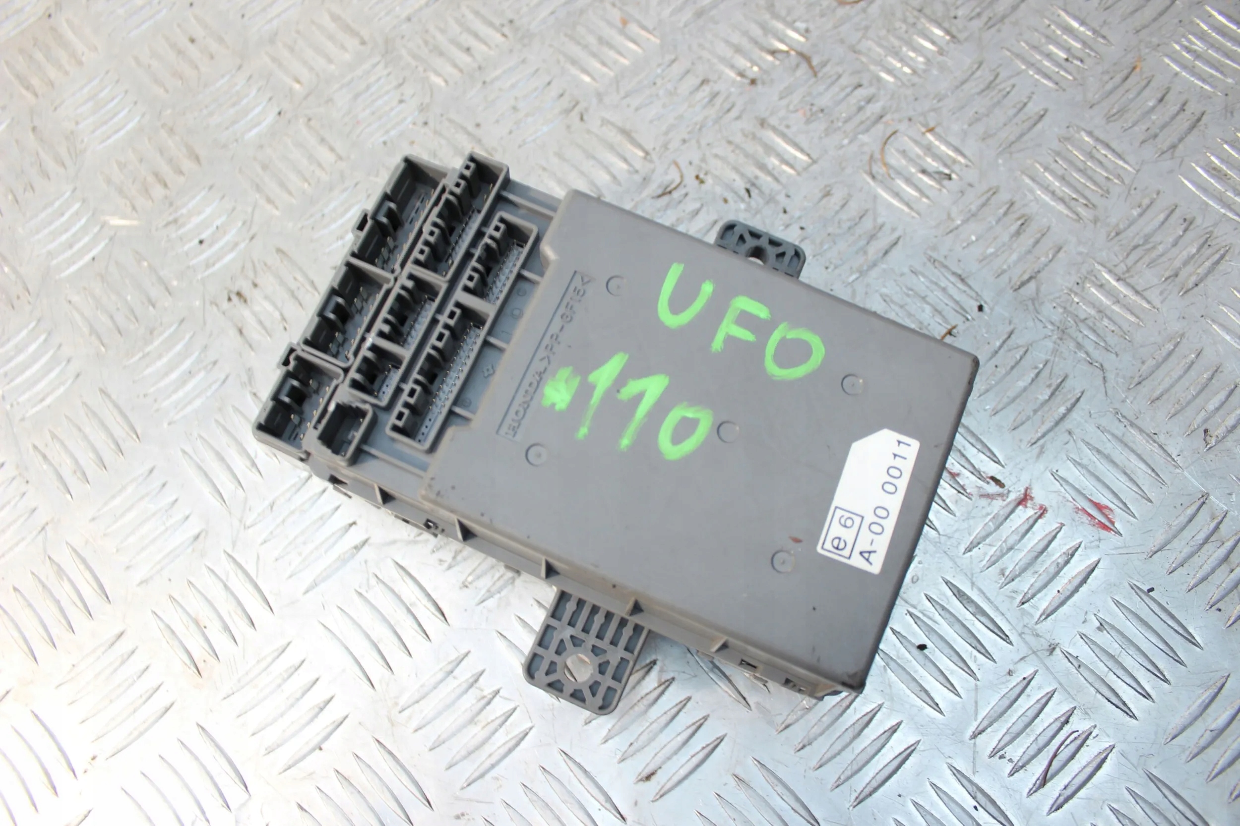 HONDA CIVIC UFO 06-11 PUSZKA BEZPIECZNIKÓW SKRZYNKA Producent części Honda OE