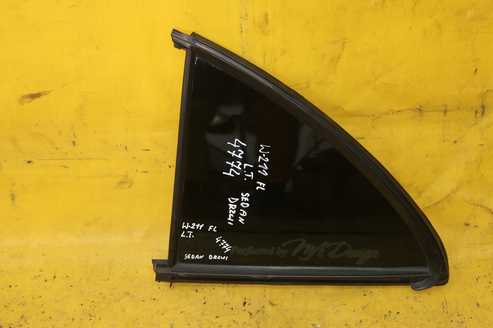 Стекло треугольник левый задний задний W211 седан
