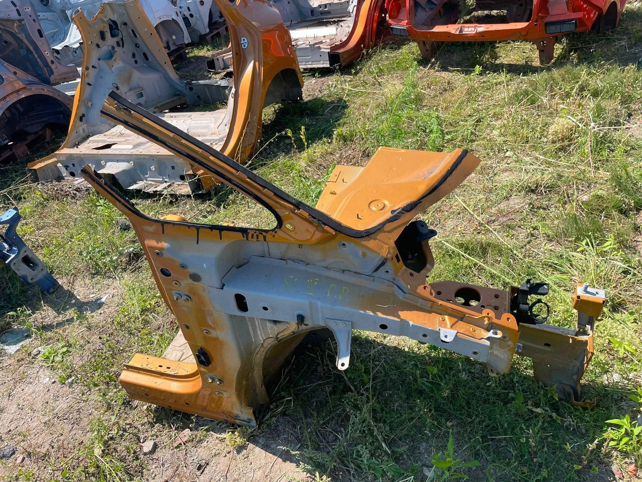 quarter front quarter side right Renault Scenic IV BIXUD