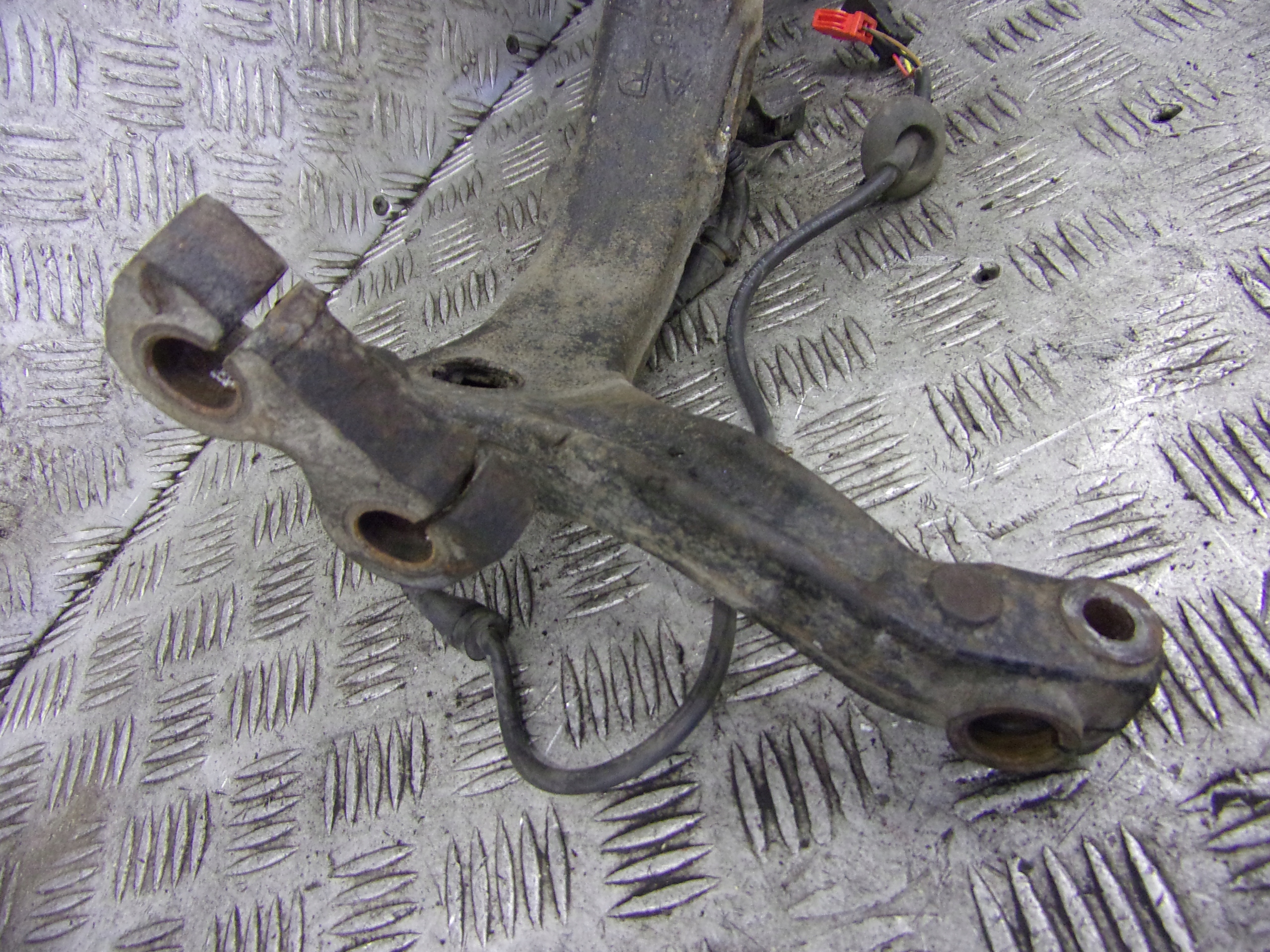 otoč čepu pravý předek SKODA SUPERB 8D0407258