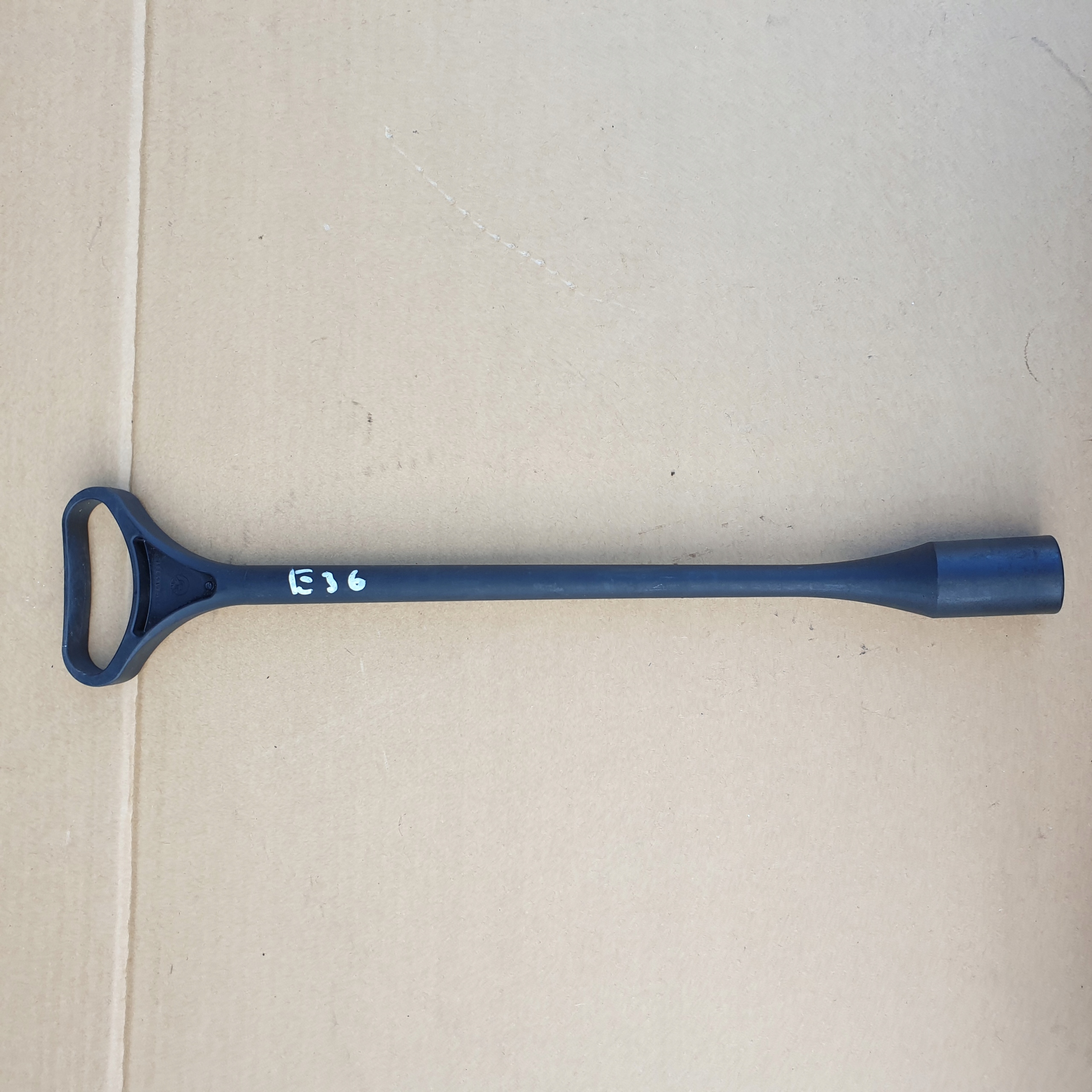 UCHWYT ŚRUBA PODNOSZENIA KOŁA ZAPASOWEGO BMW 3 E36 Producent części BMW OE