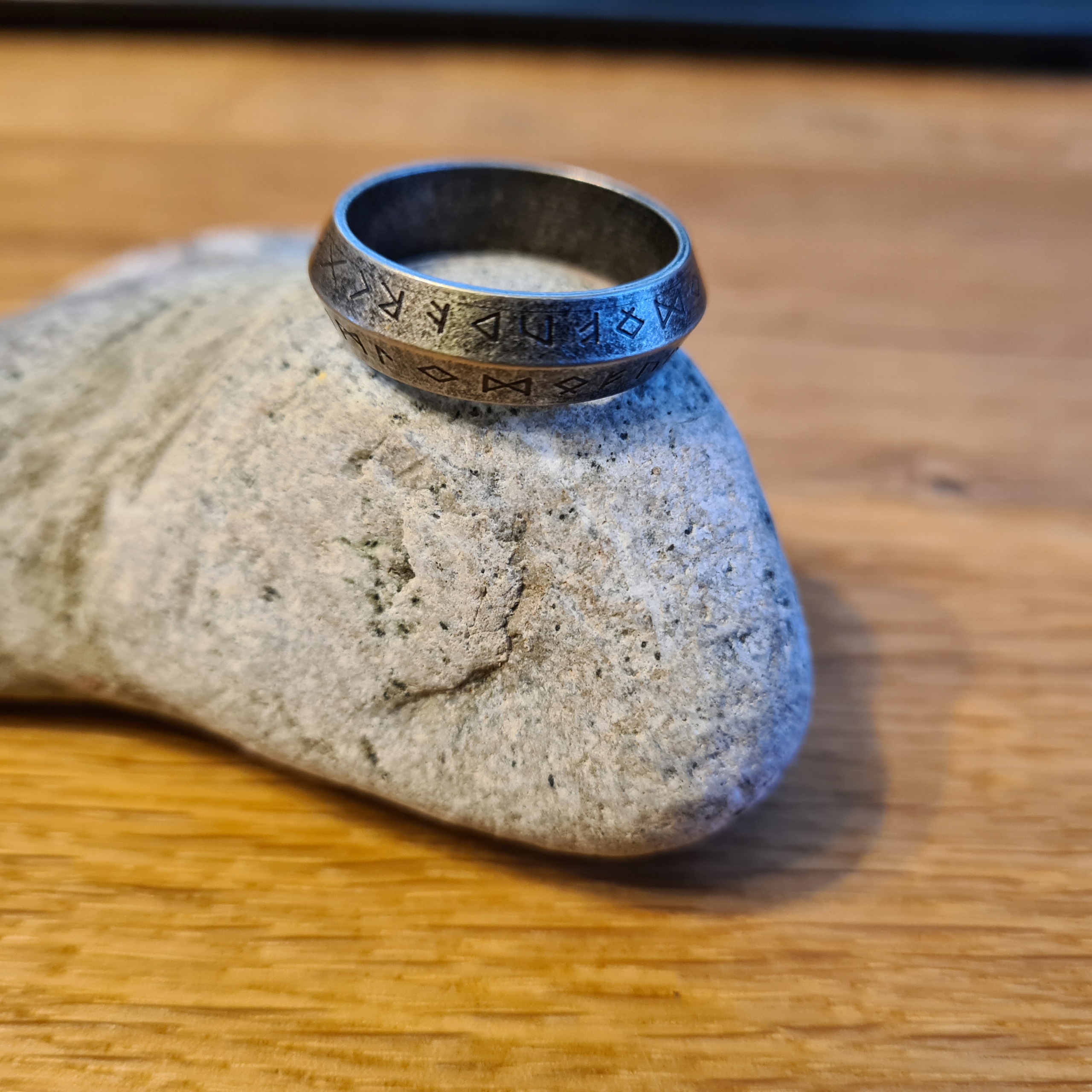 SKOŚNA NORDYCKA OBRĄCZKA SYGNET PIERŚCIEŃ PIERŚCIONEK Z RUNAMI RUNY R25 Marka Inna marka