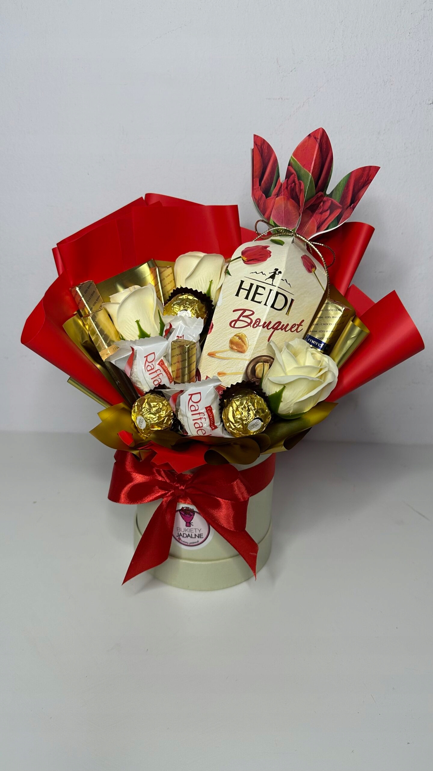 Box z czekoladkami Heidi, Merci, Rafaello, różami mdlanymi i fererro