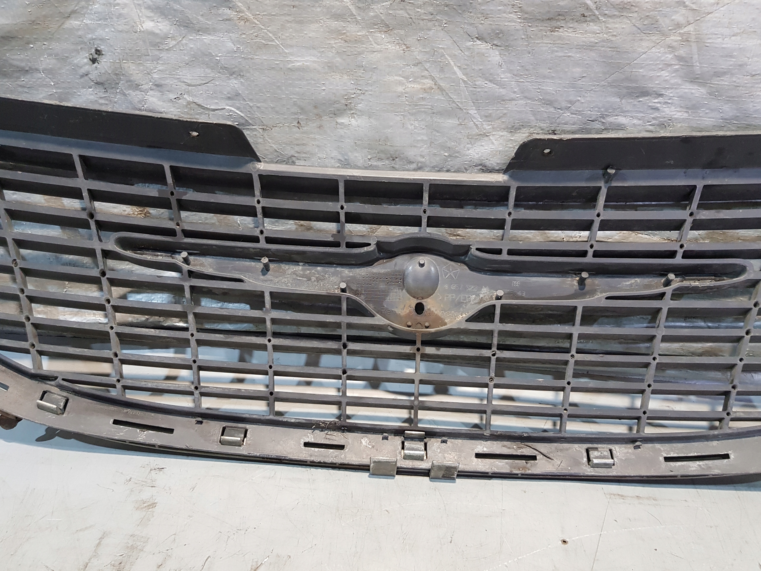 CHRYSLER VOYAGER Grille 4857522AA