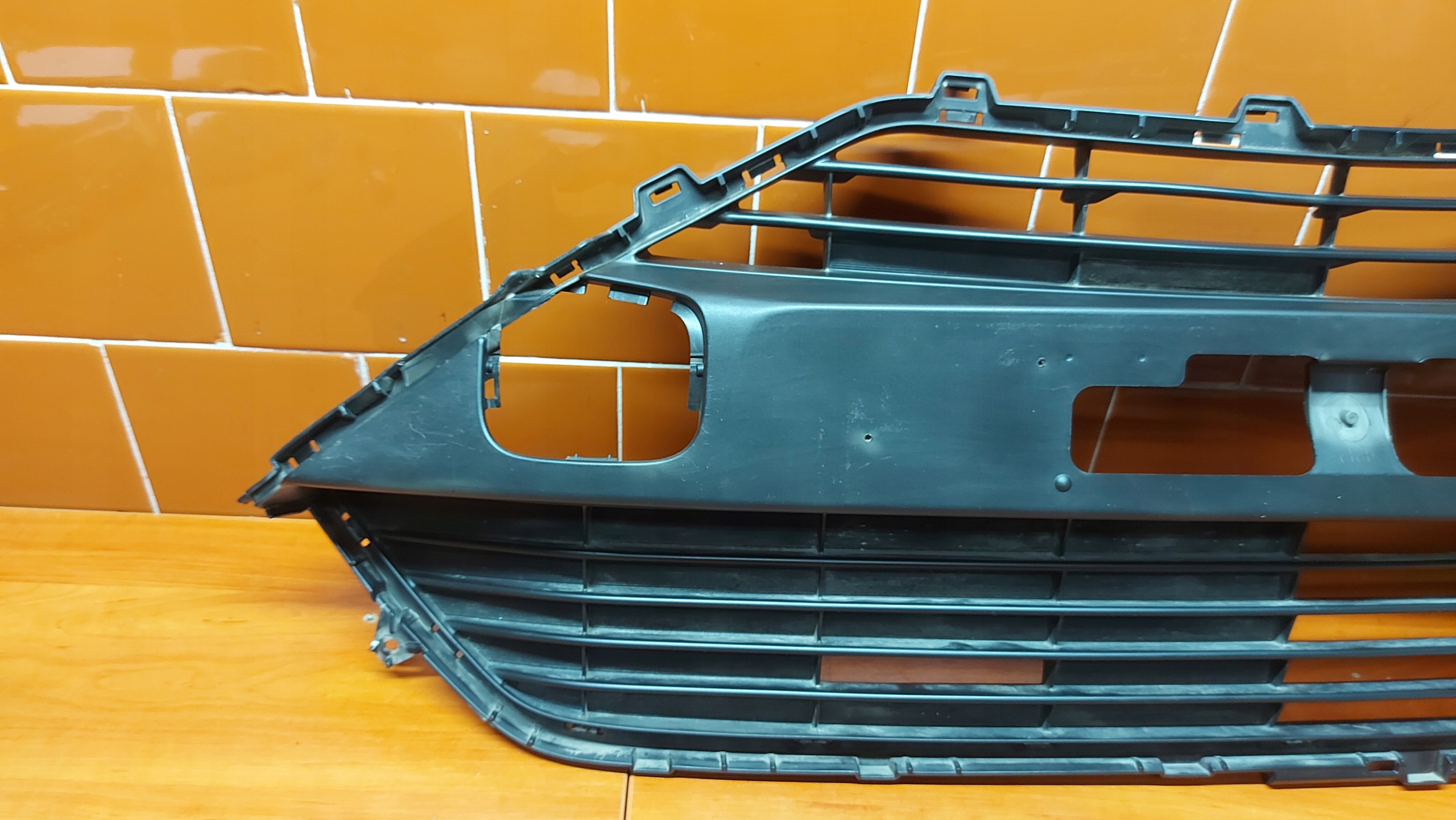 grid of a bumper central front front TOYOTA AYGO II 14