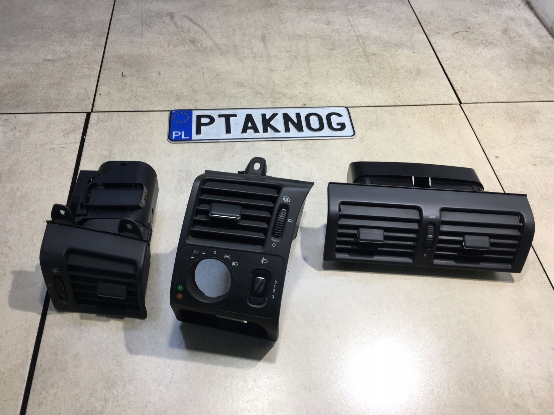 Вентиляционная решетка в сборе W210 2108300054