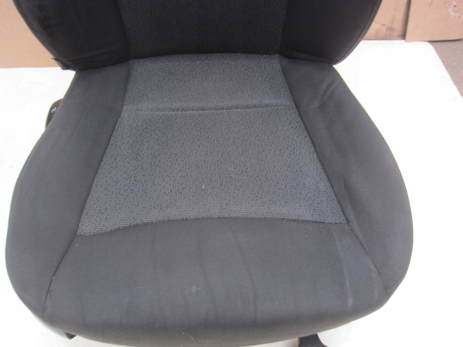 BMW E90 E91 SERIA 3 2005-2010 sedačka pravý spolujezdce MATERIAL tapacír CIEMN