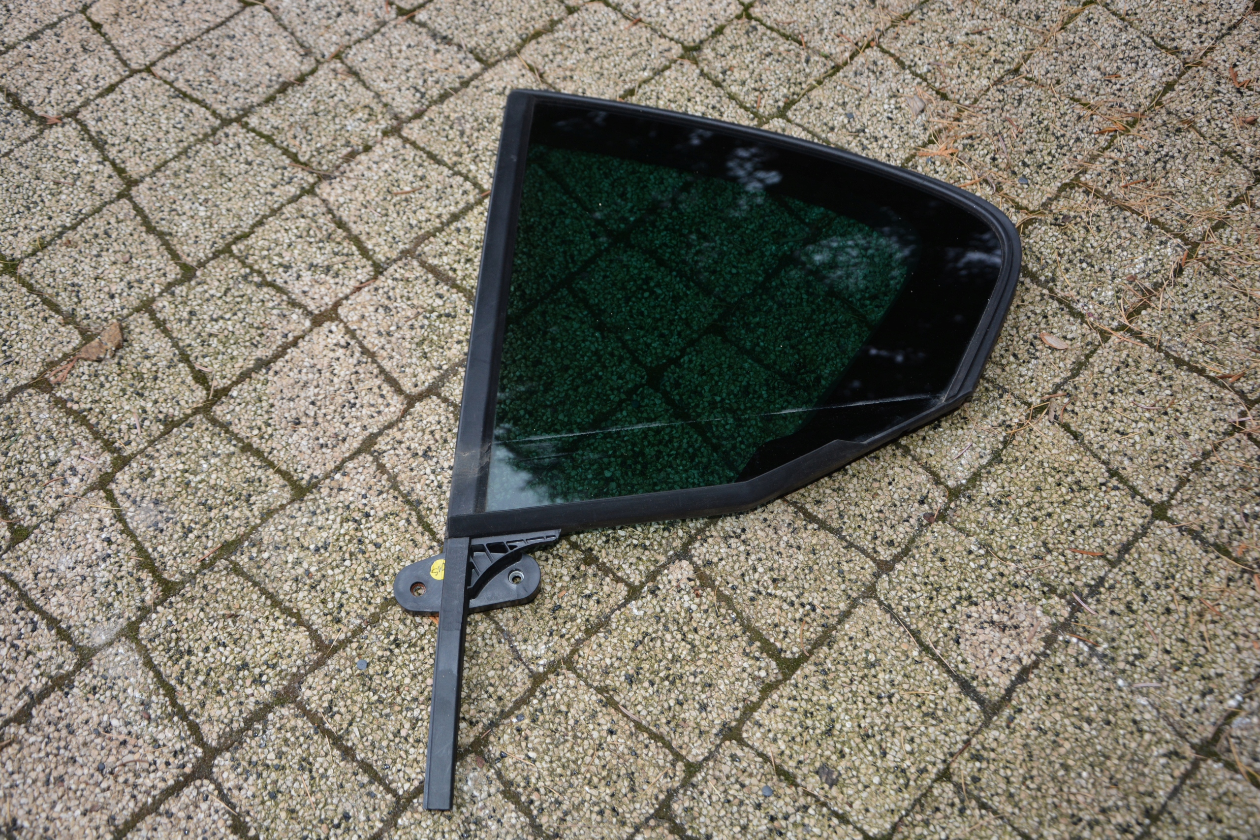 Скло кузова ліве заднє VW PASSAT B8 3G5845213