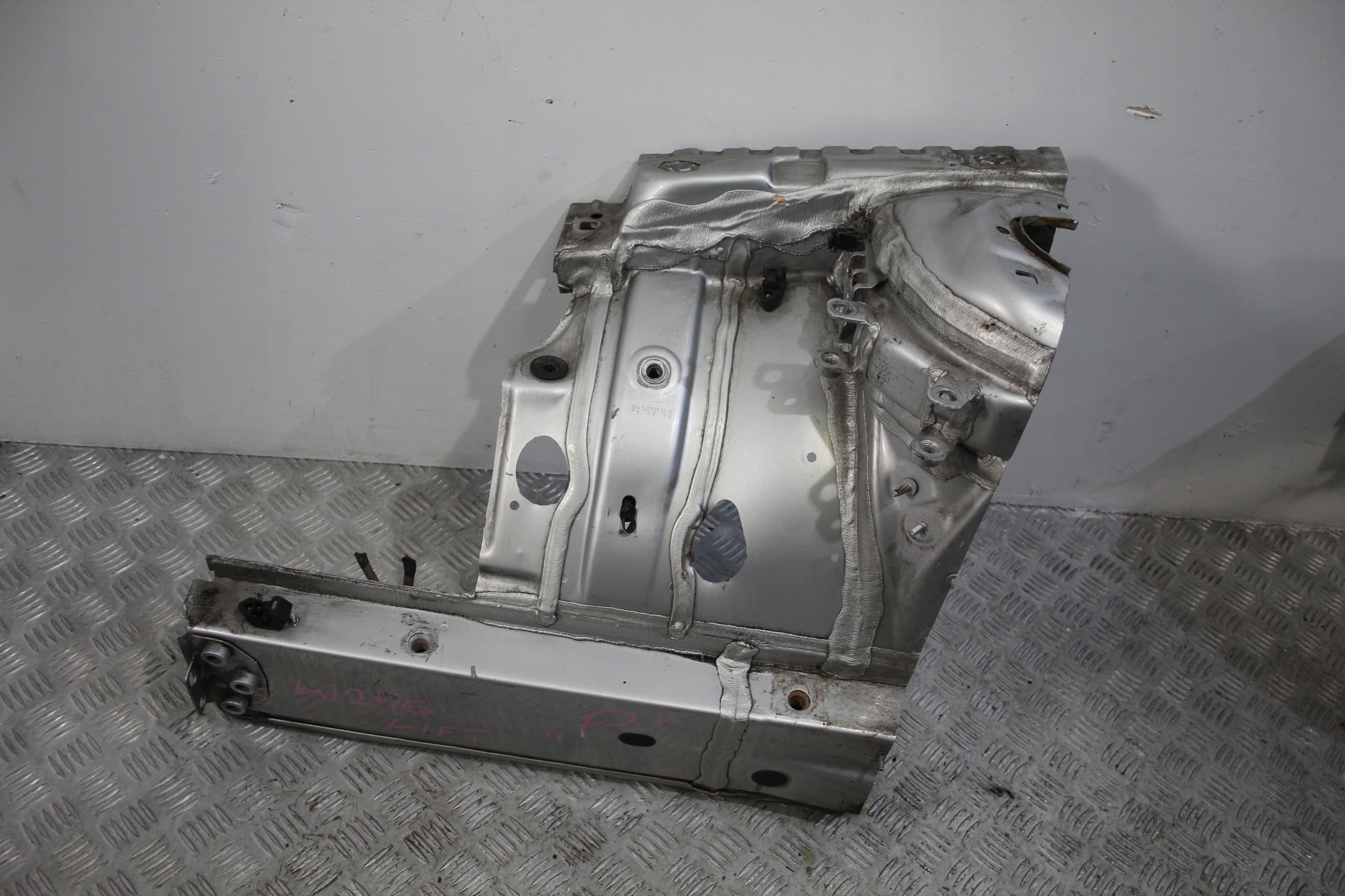 ЧЕТВЕРТИНА ЛОНЖЕРОН ПРАВИЙ ПЕРЕД ФАРТУХ B-КЛАС W246 РЕСТАЙЛІНГ AMG