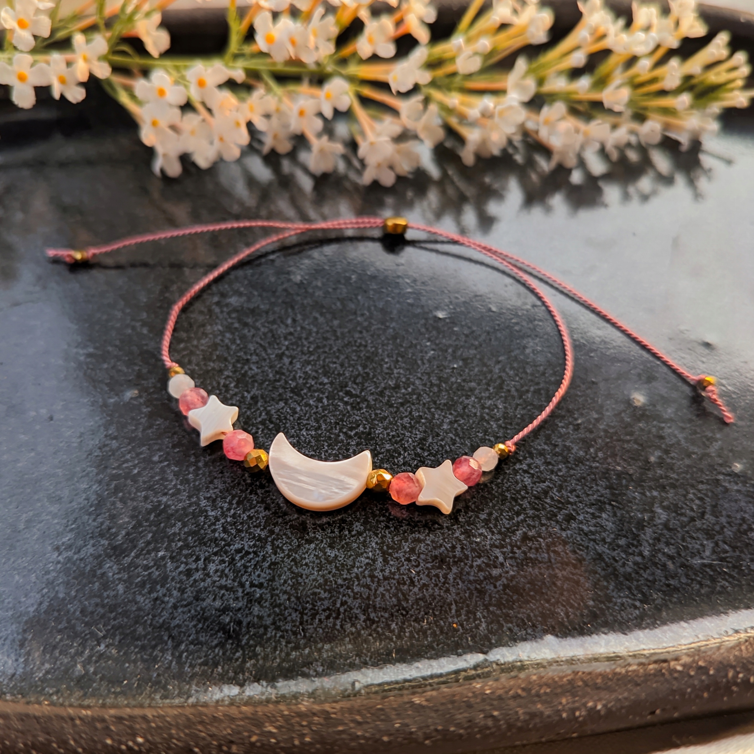 Náramek měsíc s hvězdami Perlová hmota turmalín hematit, v boho stylu