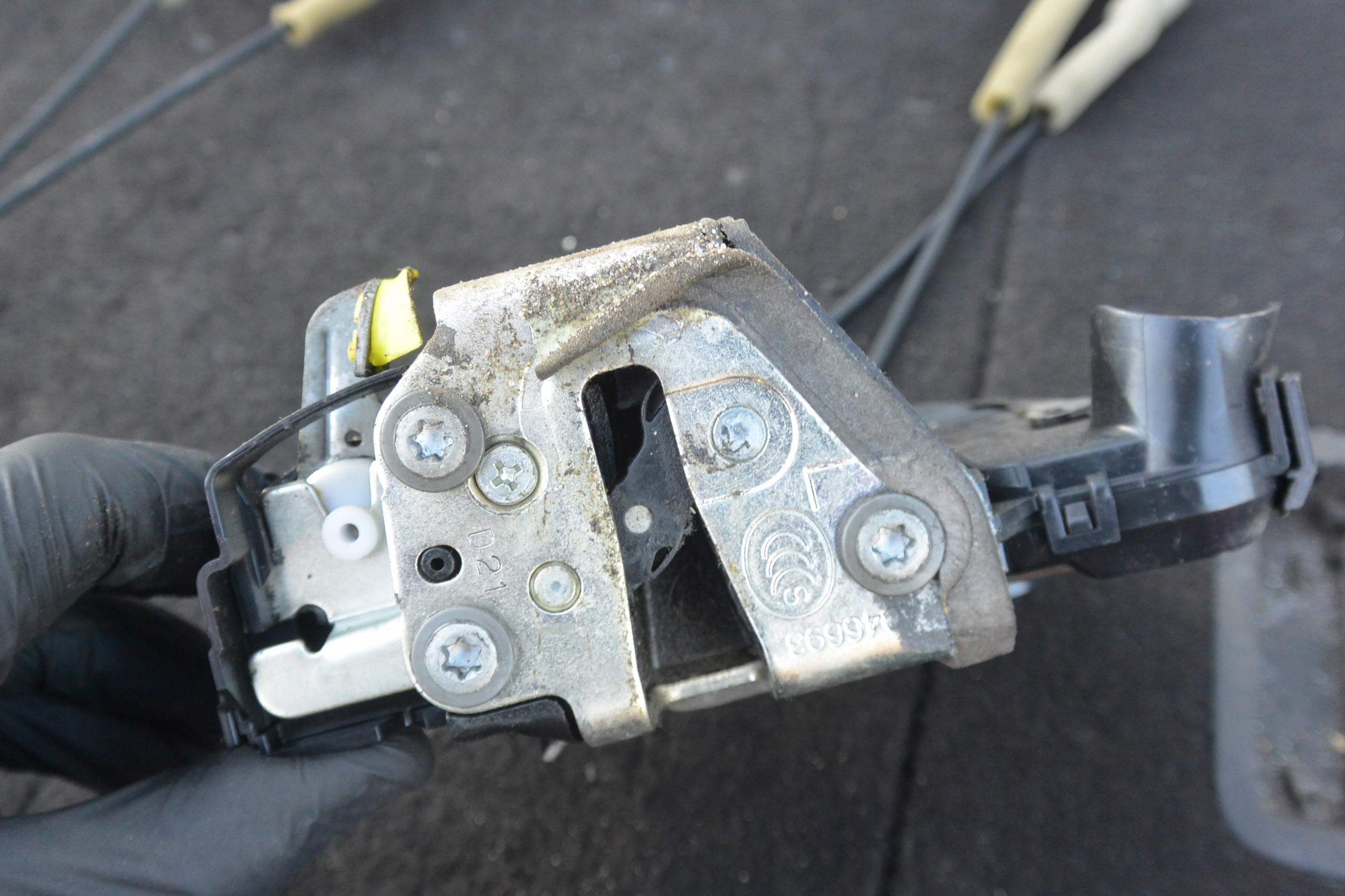 lock door right front TOYOTA PRIUS plus + EUROPA
