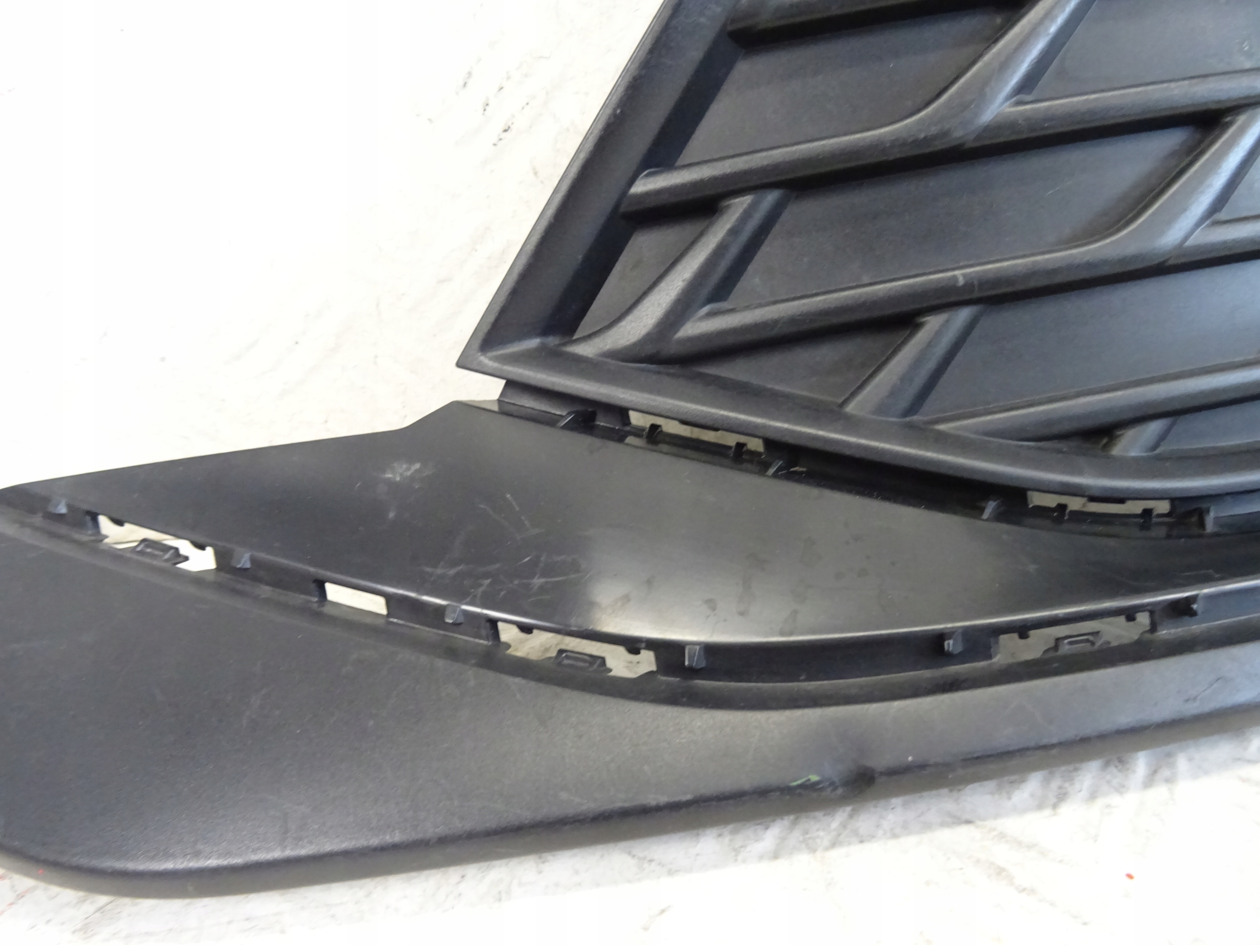 grid of a bumper front front left AUDI A3 8Y LIFT S-LINE 8Y0807681H.