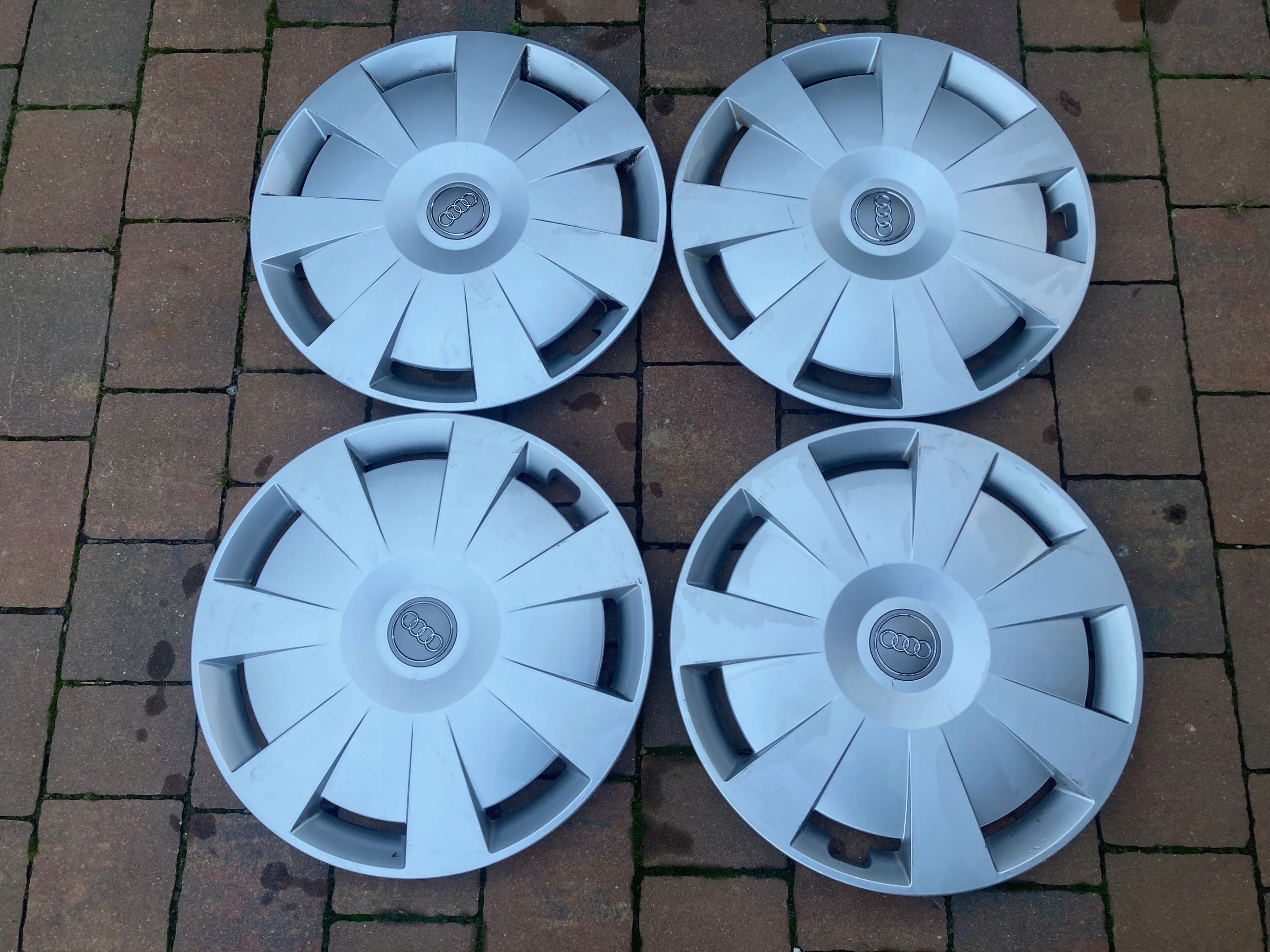 KOŁPAKI 16 AUDI A3 A4 8V0 8V0601147C ORYGINAŁ KOMPLET