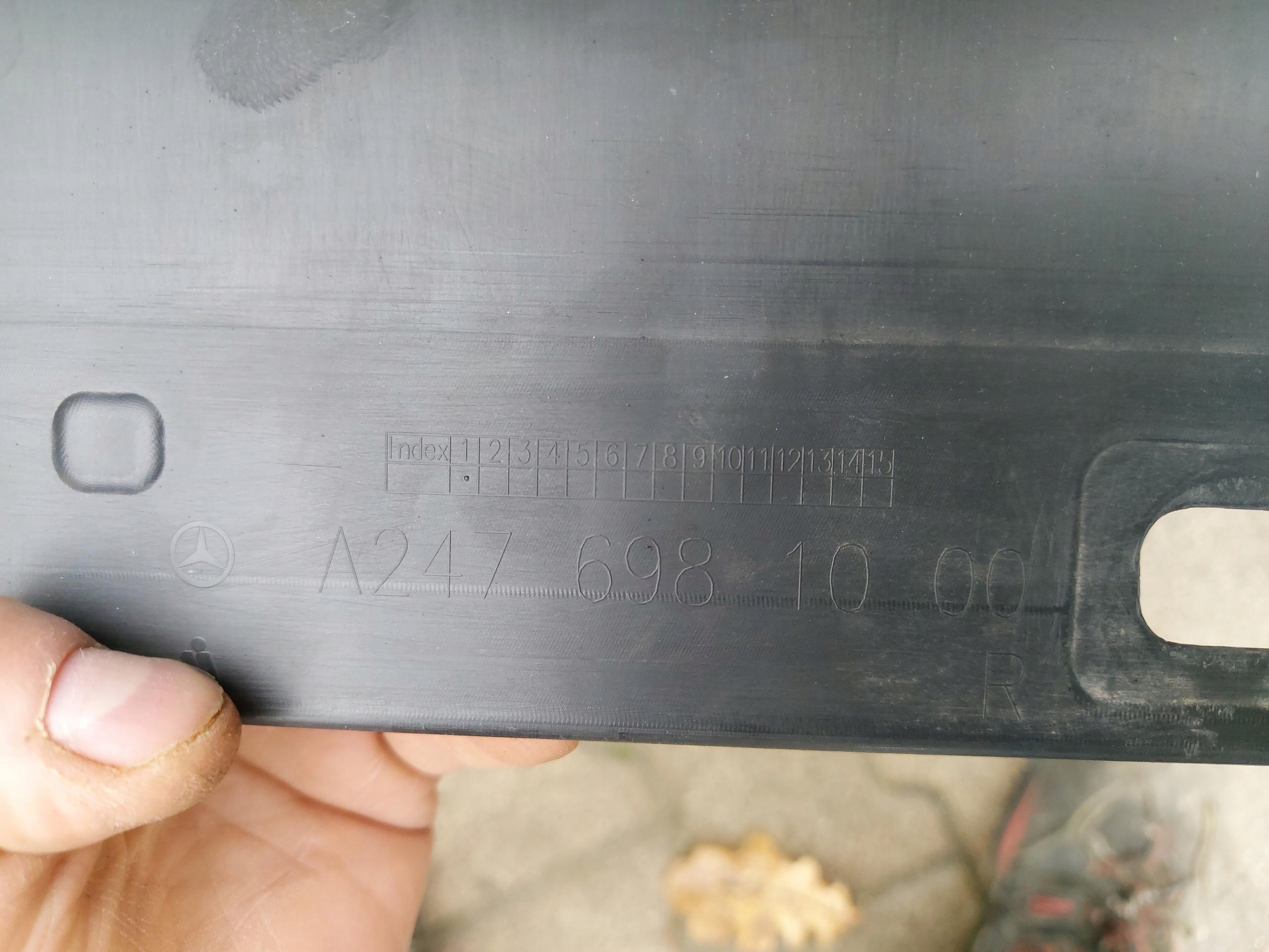 Mb GLA II H247 moulding threshold right cap