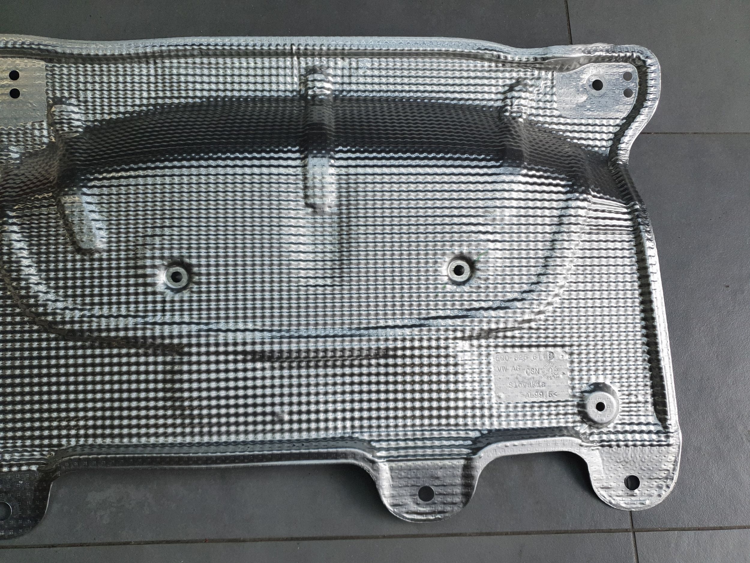 Audi A3 8Y hb kryt termiczna výfuku 5Q0825611B