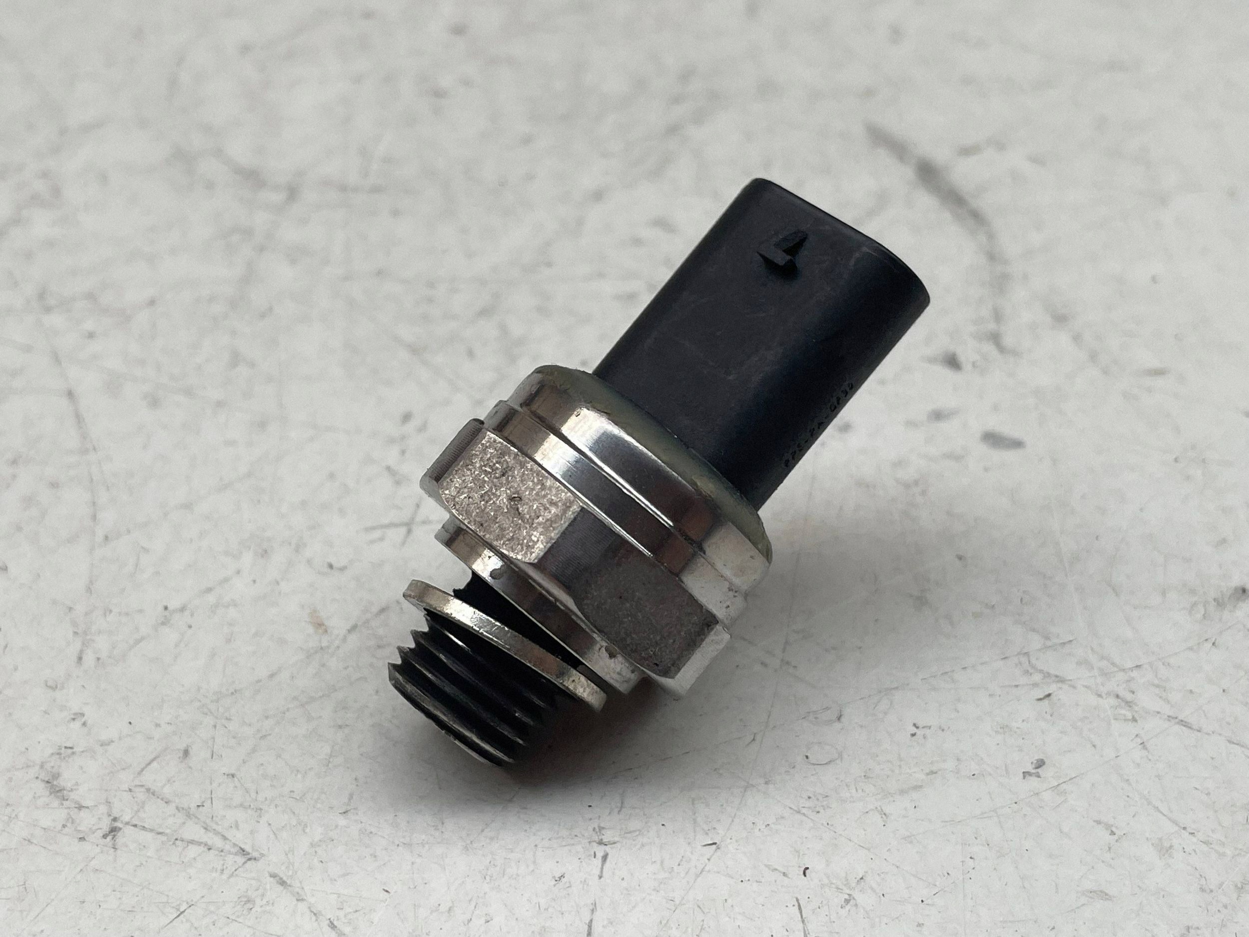 sensore pressione olio Volkswagen Golf VII 05E906277A Originale!