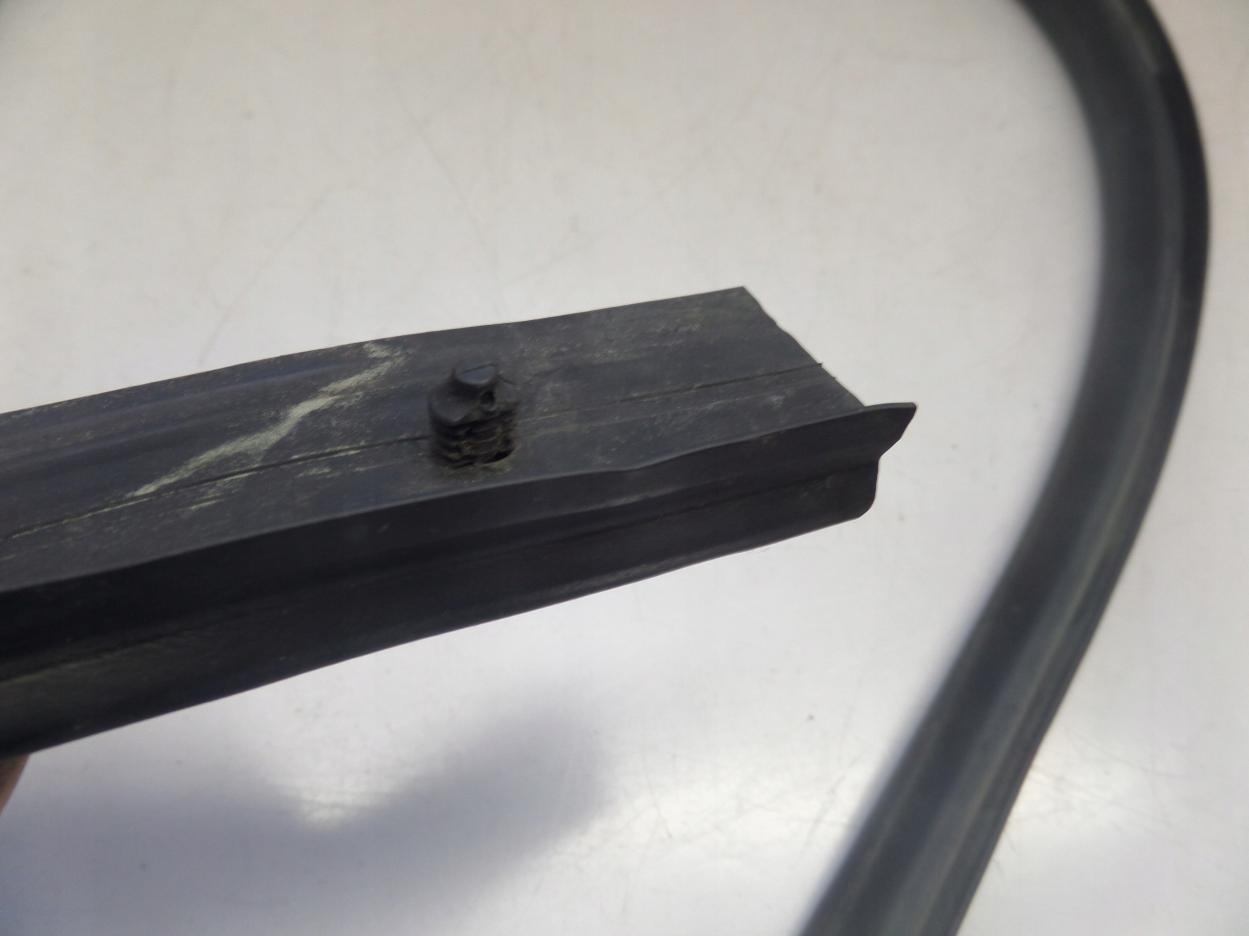 USZCZELKA PODSZYBIA MASKI ACCENT II 02-06 Typ samochodu Samochody osobowe