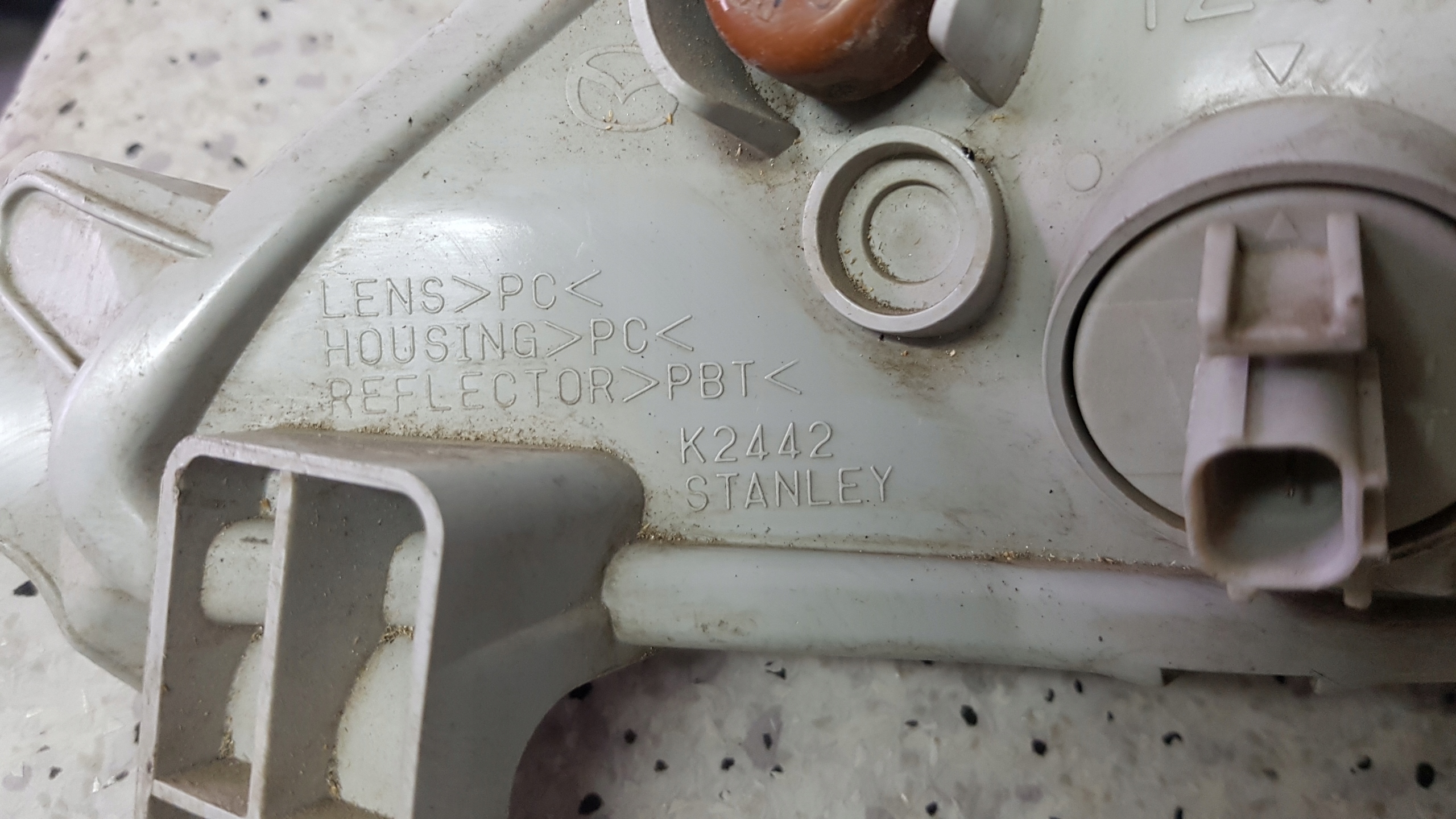 MAZDA 3 2013 - left blinker W bumper 2658