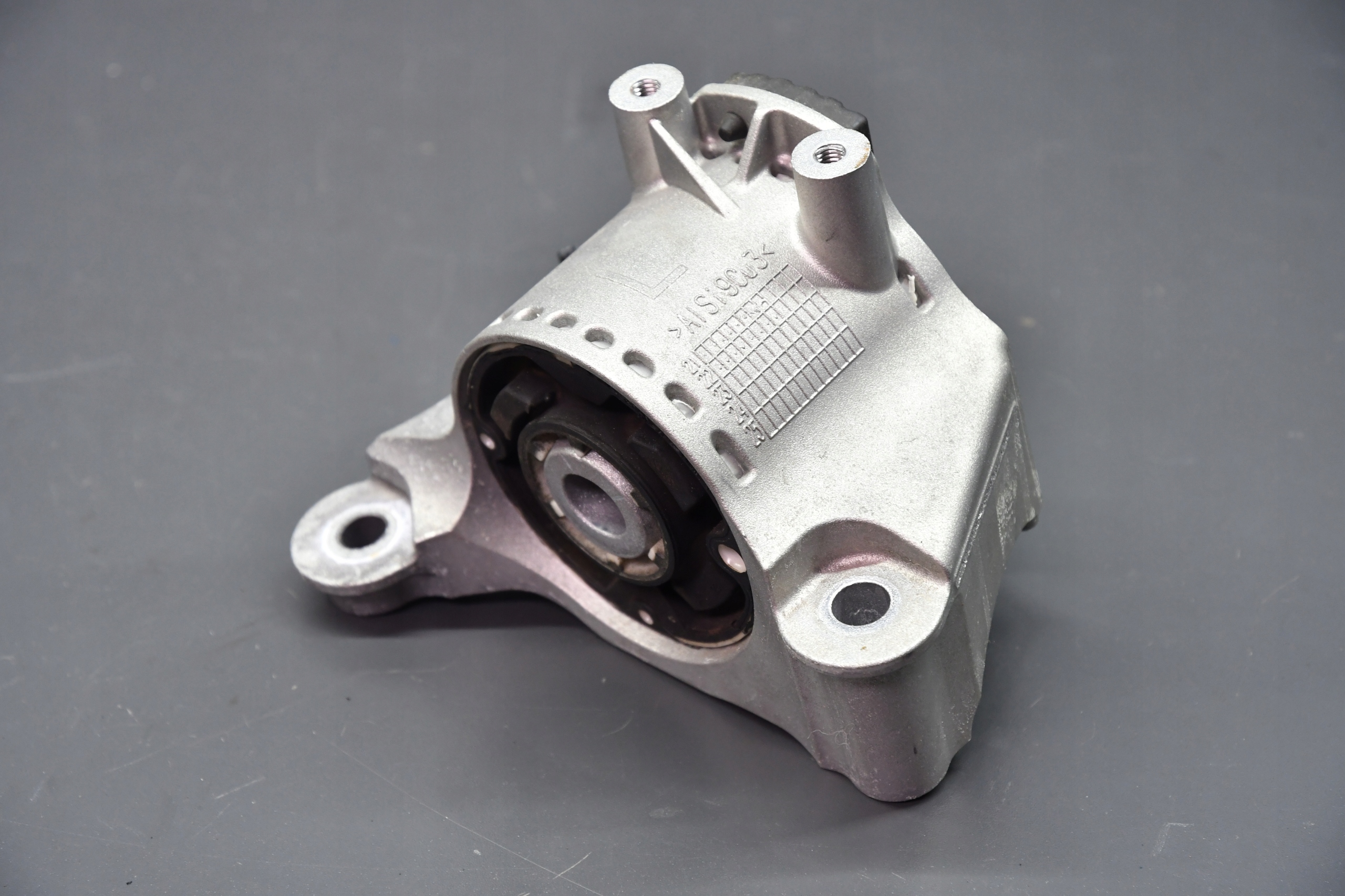 engine mount left sususpension of the engine BMW 5 G60 G61 7 G70