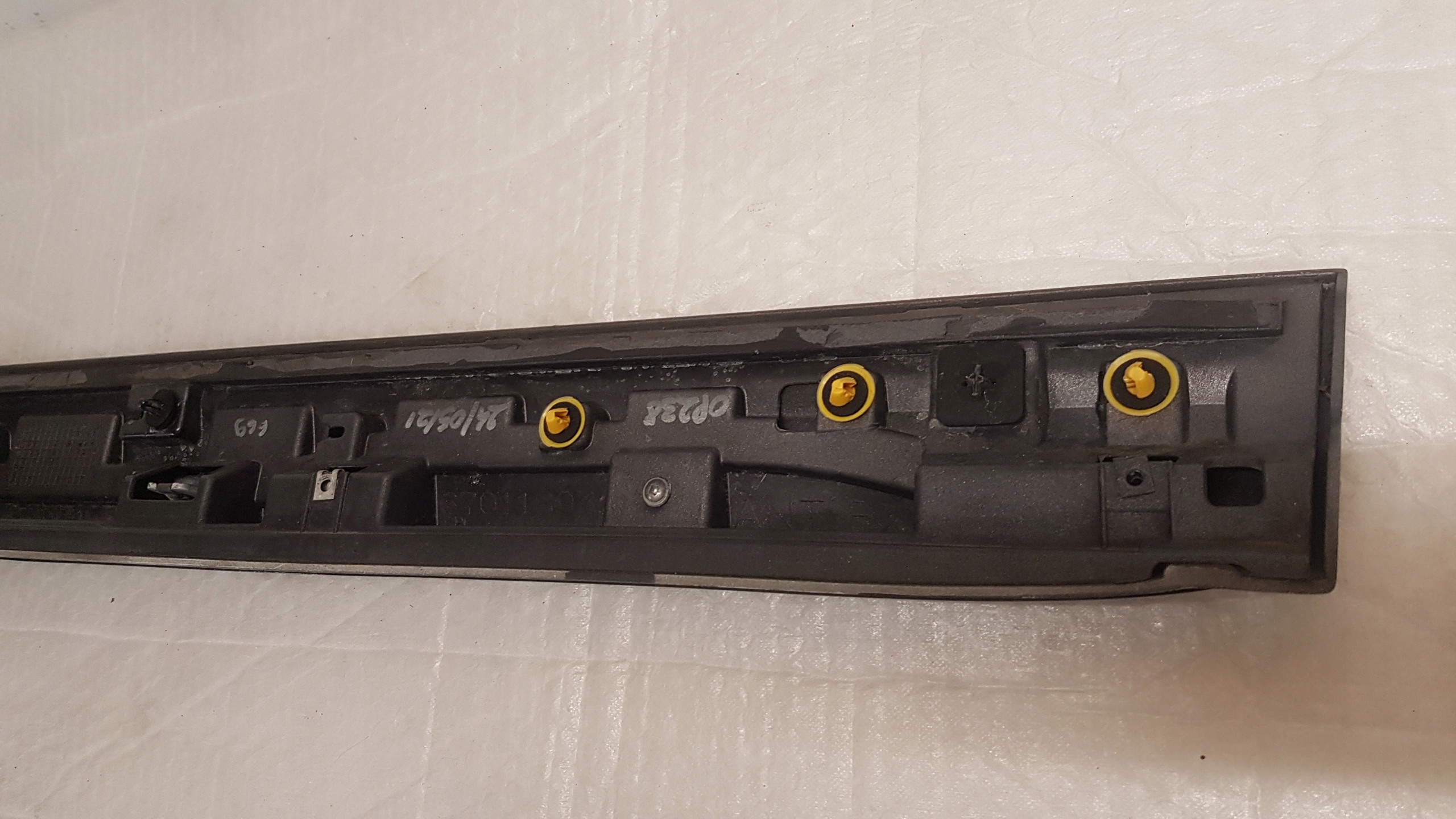 moulding door left front MASERATI LEVANTE CARBON 670118931