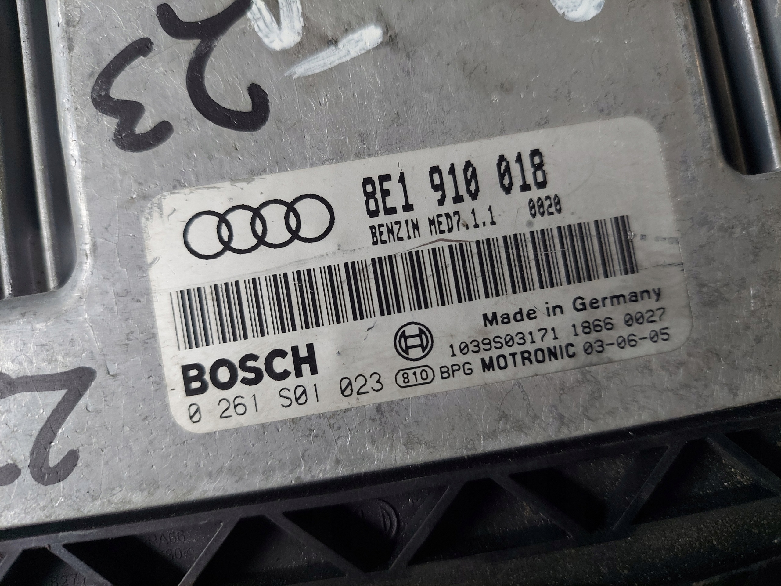 A4 B6 2.0 FSI 8E1910018 unité de commande électronique uce moteur