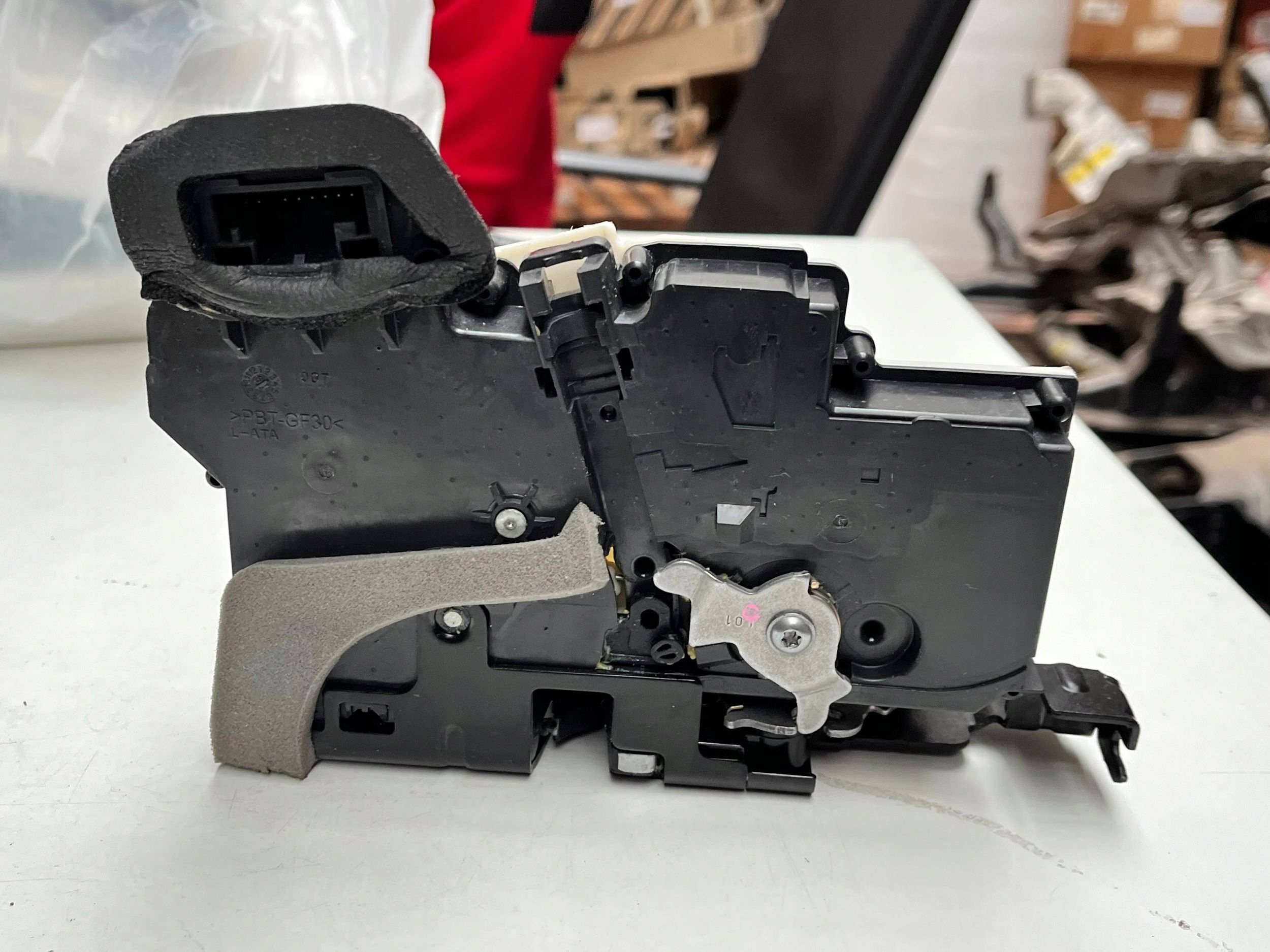 AUDI A6 C8 lock door left rear part 4K0839015R !J