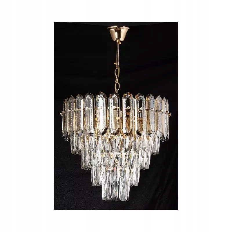 Krásná reprezentativní zlatá křišťálová lampa do haly hotelu nad recepcí