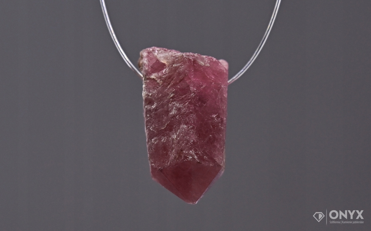 Rubín provrtaný přírodní křišťál 11,5x7,5 mm