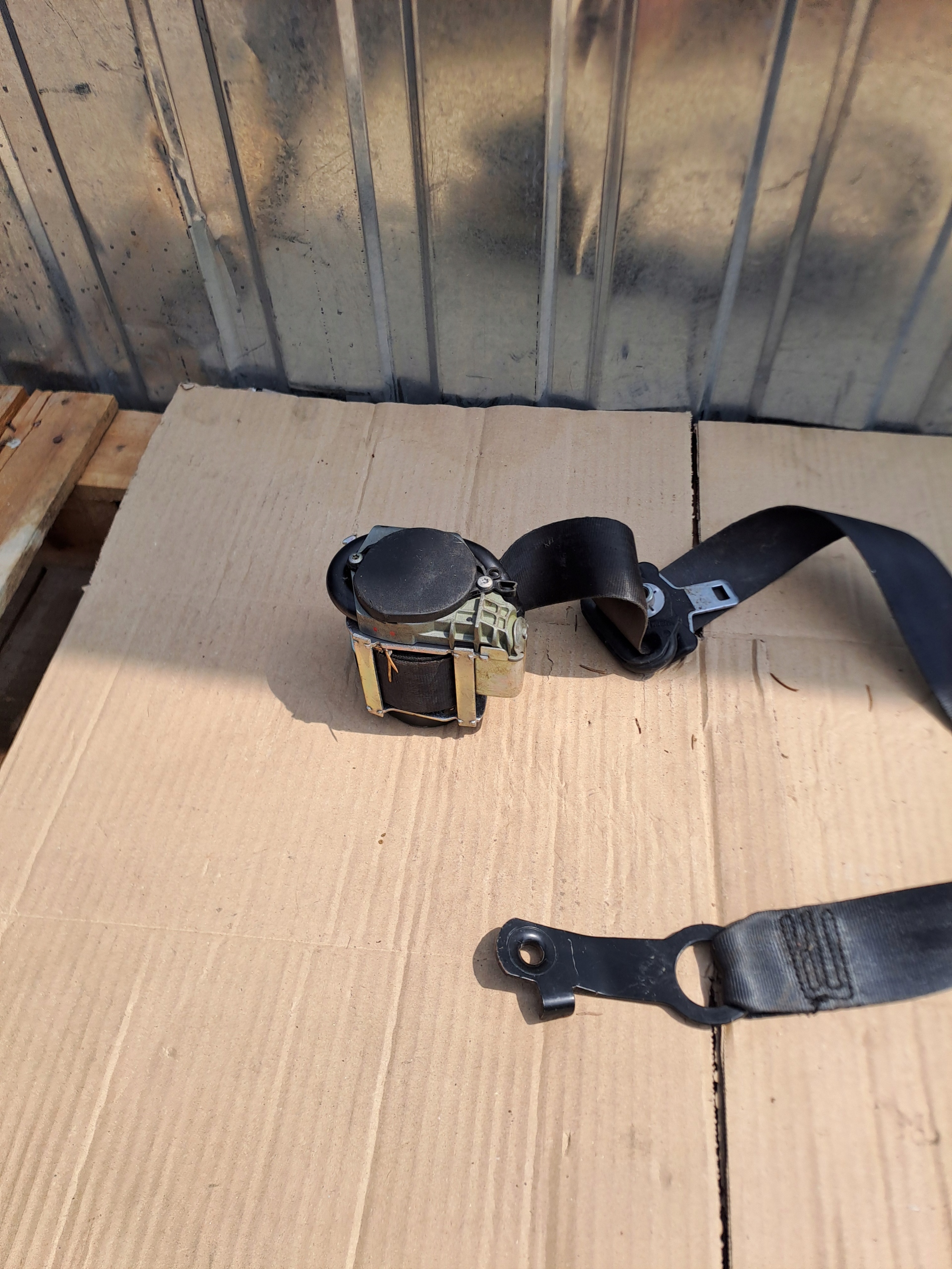 tension belt safety left front Nissan 86885JD00A