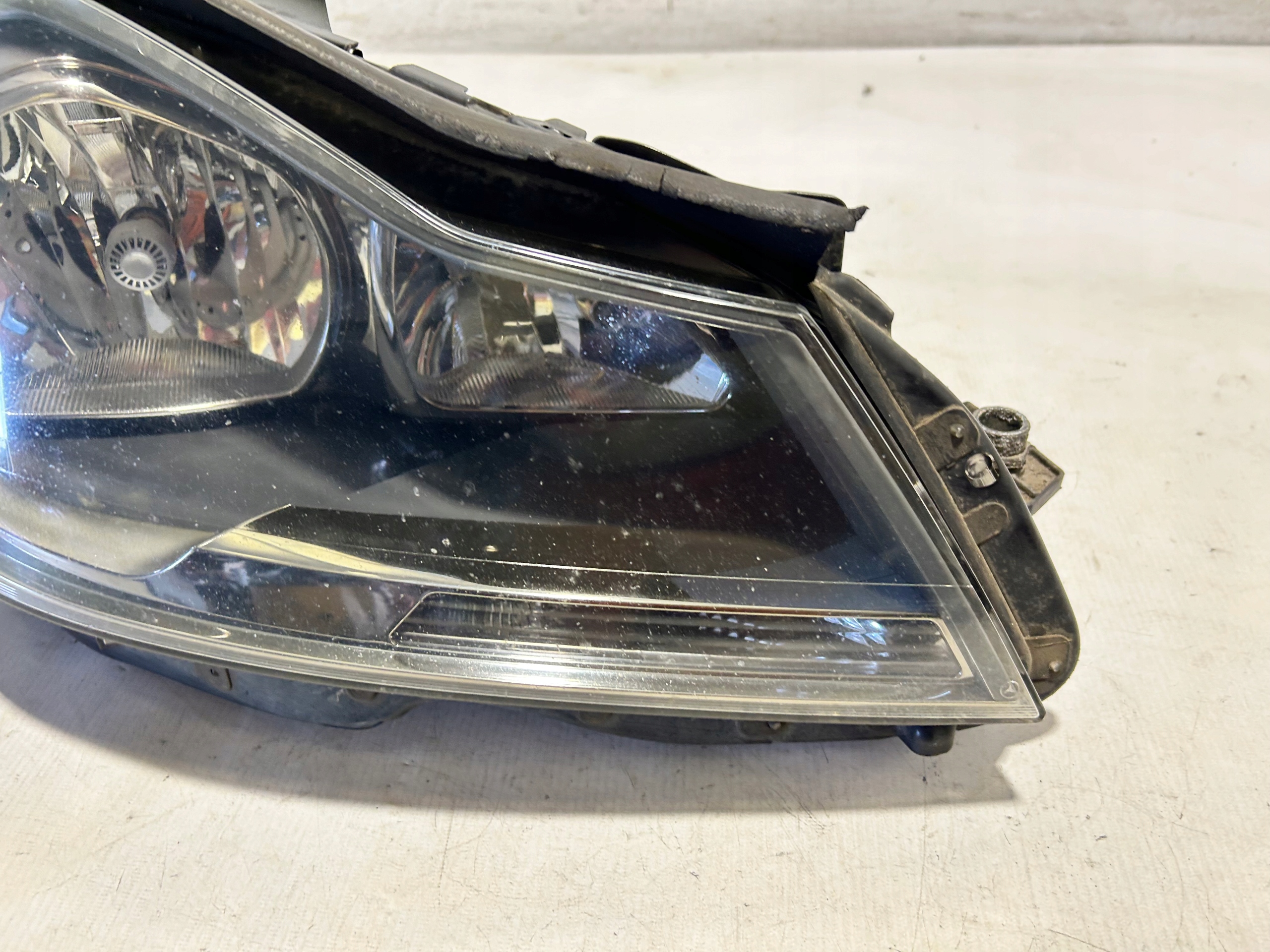 MERCEDES W204 LIFT light right front UK H7 2048209859