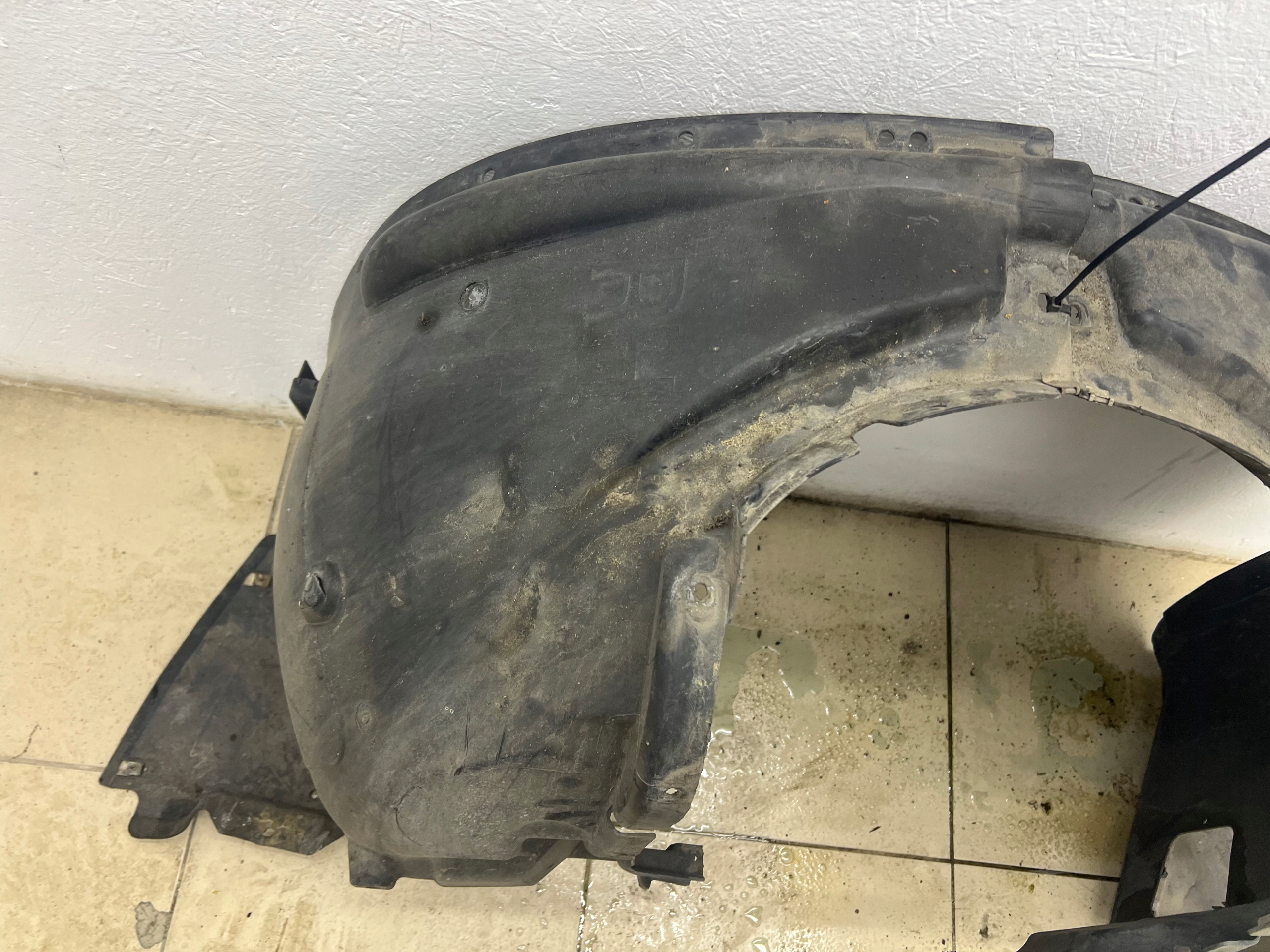 BMW X5 E70 mudguard left front original 7186915