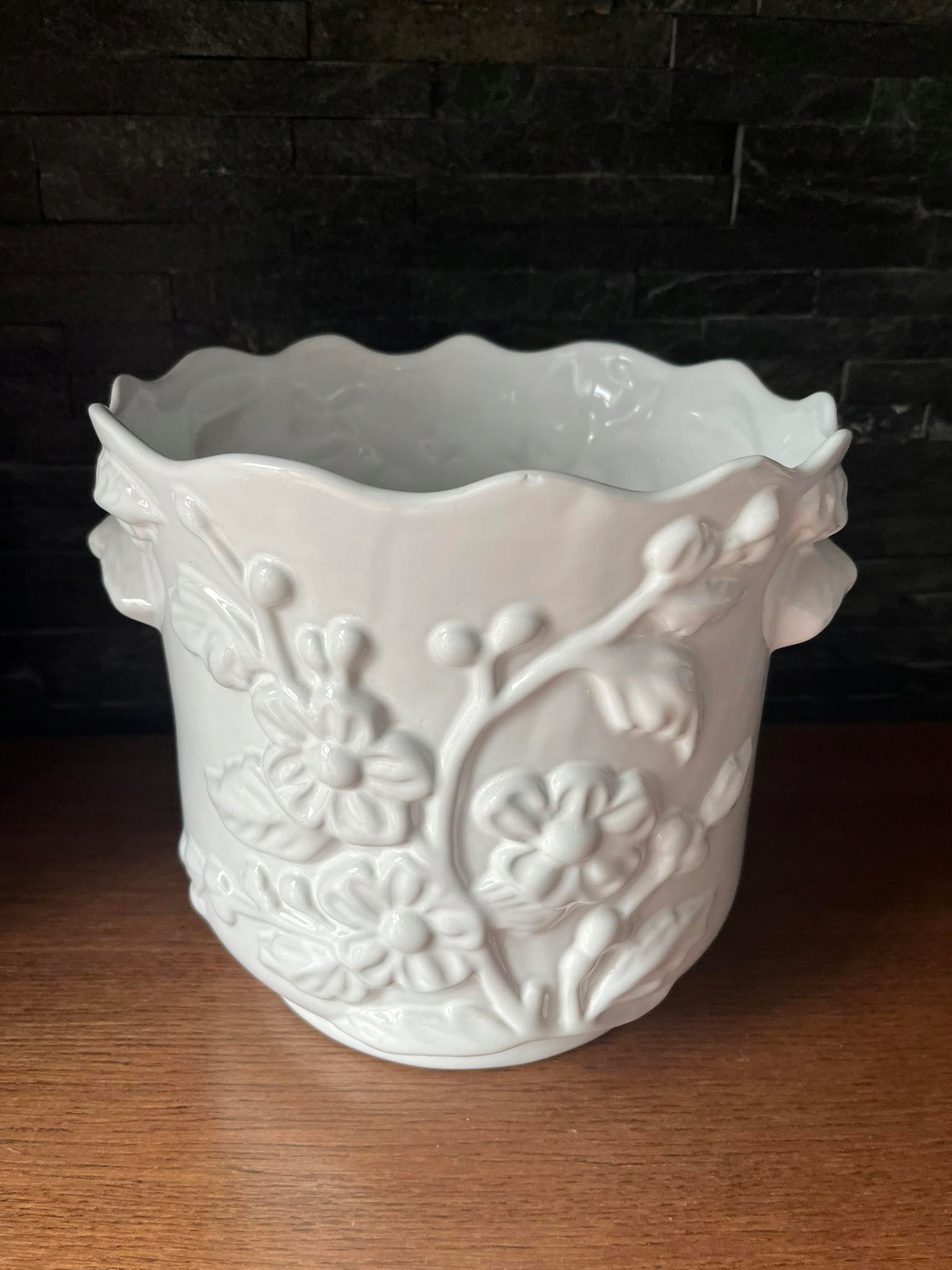 Duża biała donica porcelanowa kwiaty tłoczone 25x23 cm