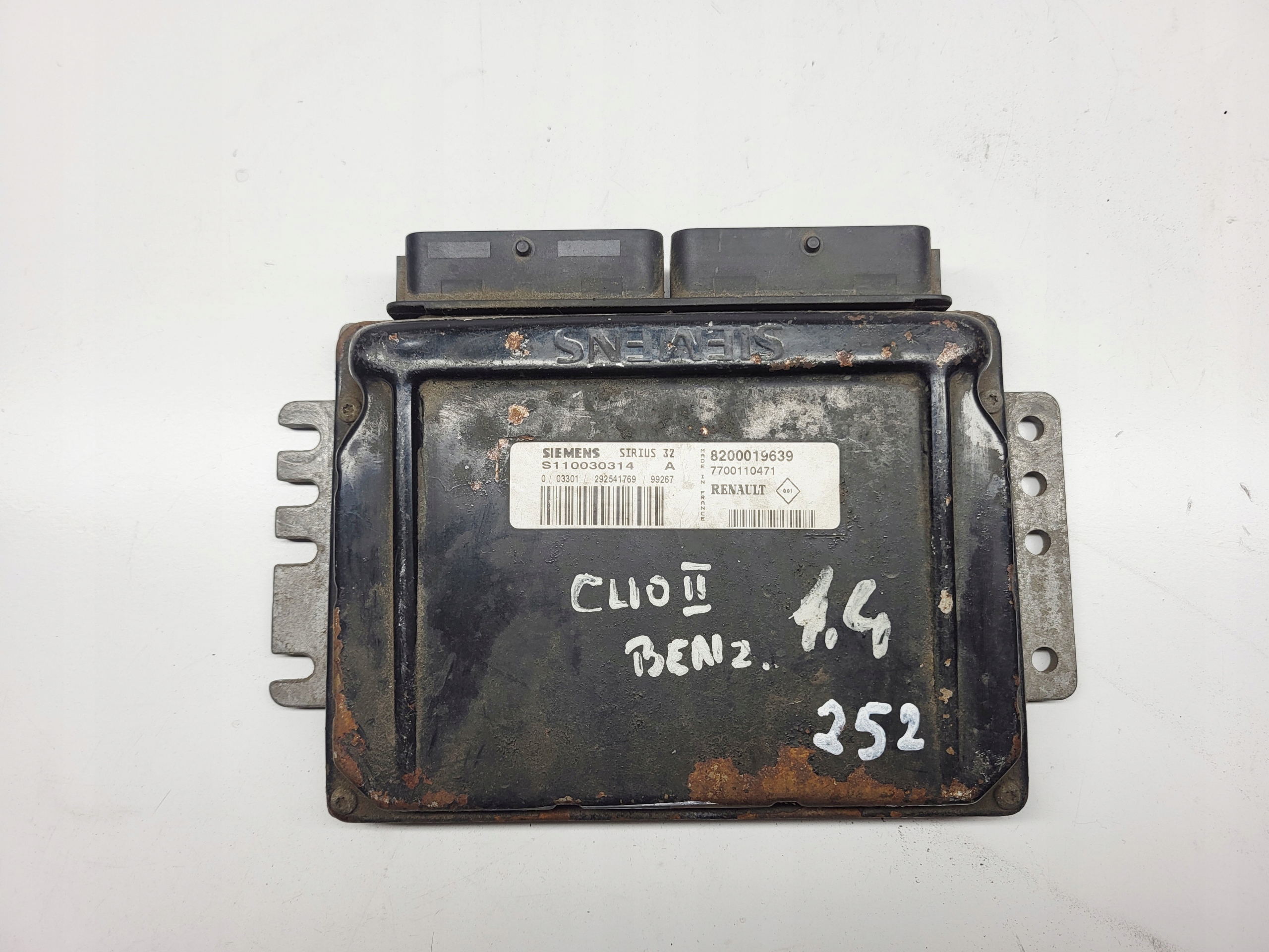 computer control unit of the engine RENAULT CLIO II 1.4B S110030314A 8200019639