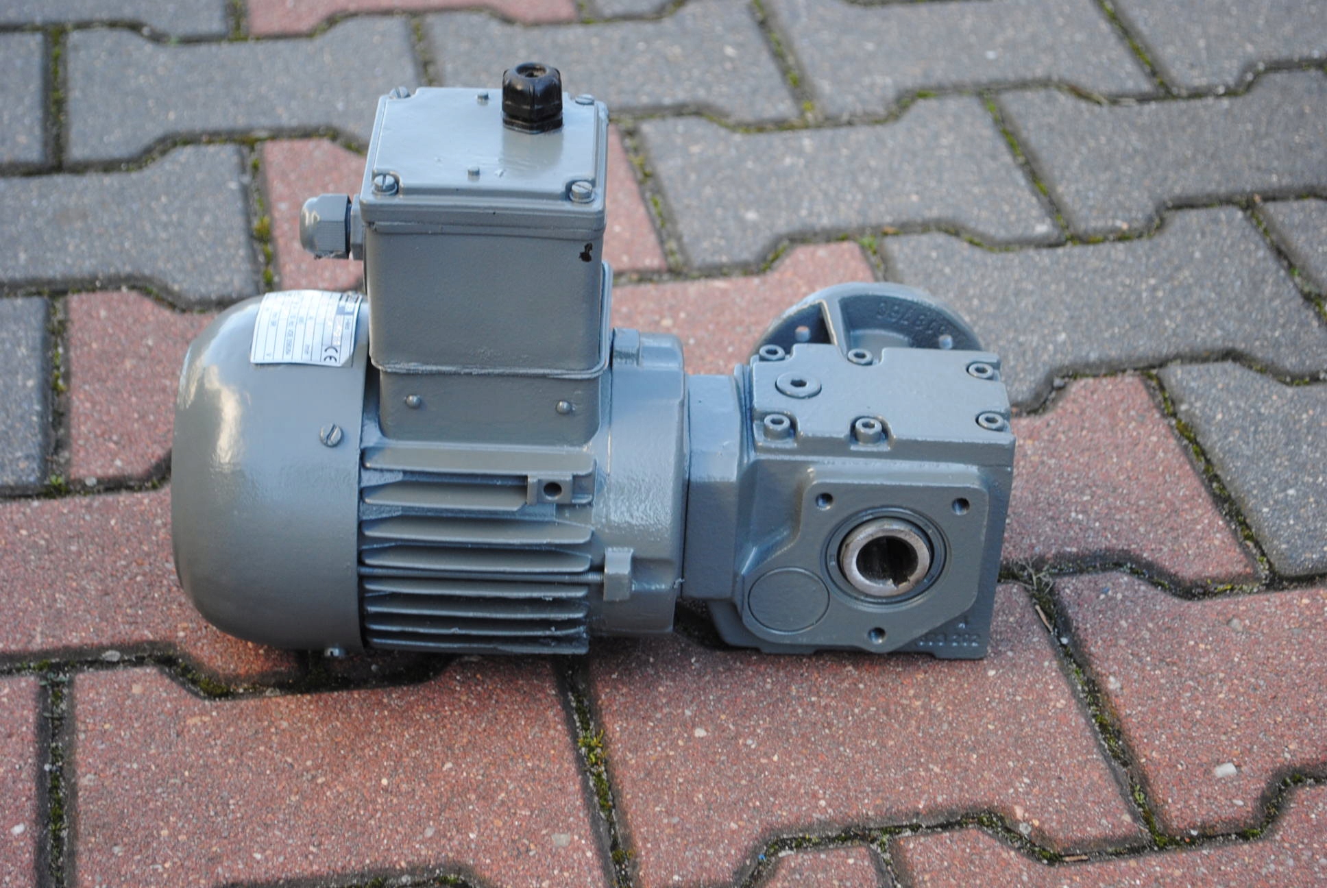 Motoreduktor kątowy 0.18kw. 28obr/min JEDNOFAZOWY Kod producenta T35046701