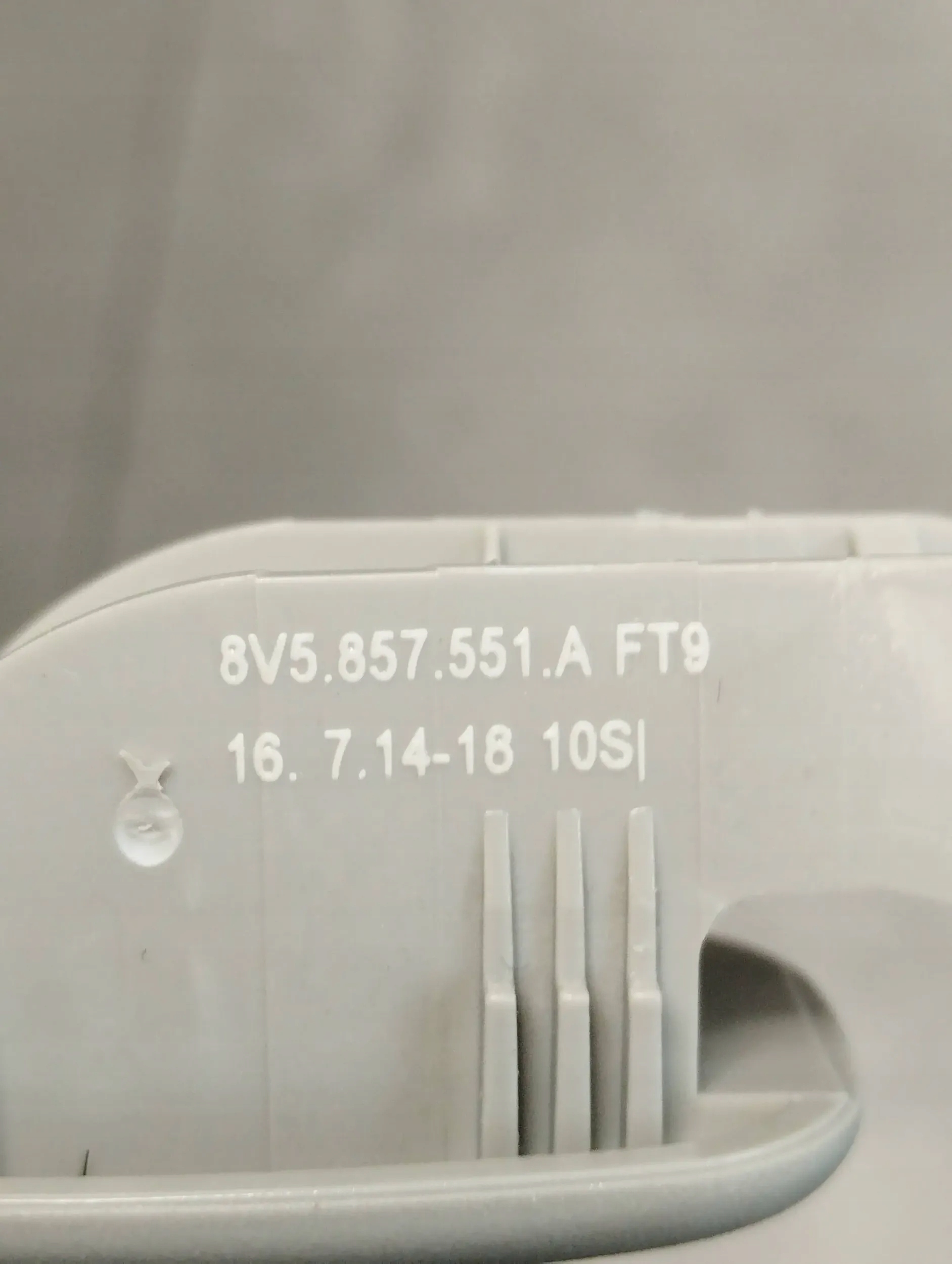 Audi A3 8V cover PRZECIWSLONECZNA left 8V5857551A