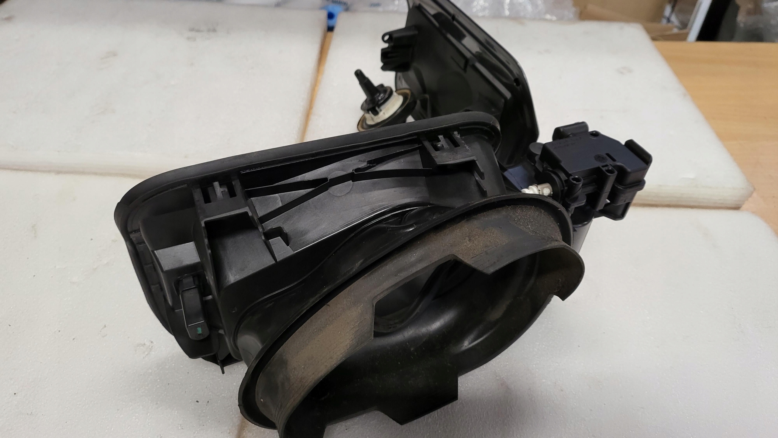 Klapka Tankklappe BMW F30 2017 B39 MINERALGRAU