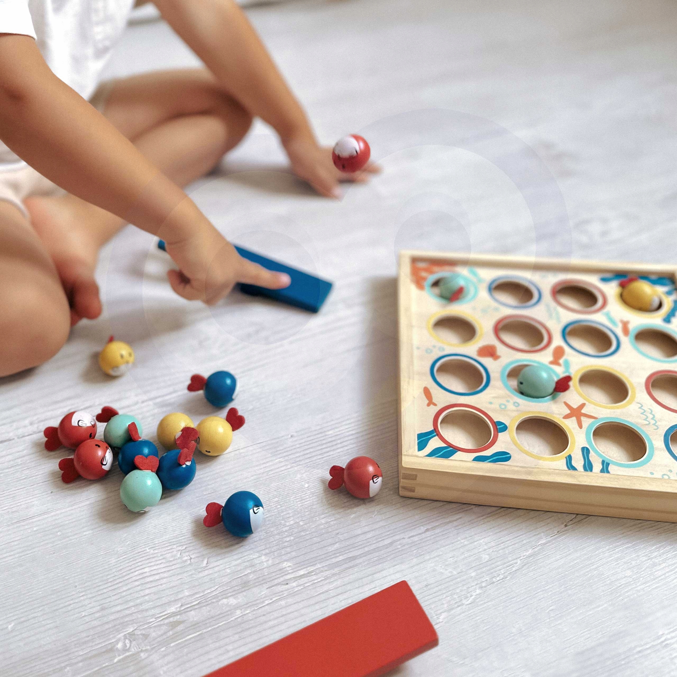 GRA ZRĘCZNOŚCIOWA PLANSZOWA DREWNIANA LATAJĄCE RYBKI PCHEŁKI 19el.TOOKY TOY Marka Tooky Toy